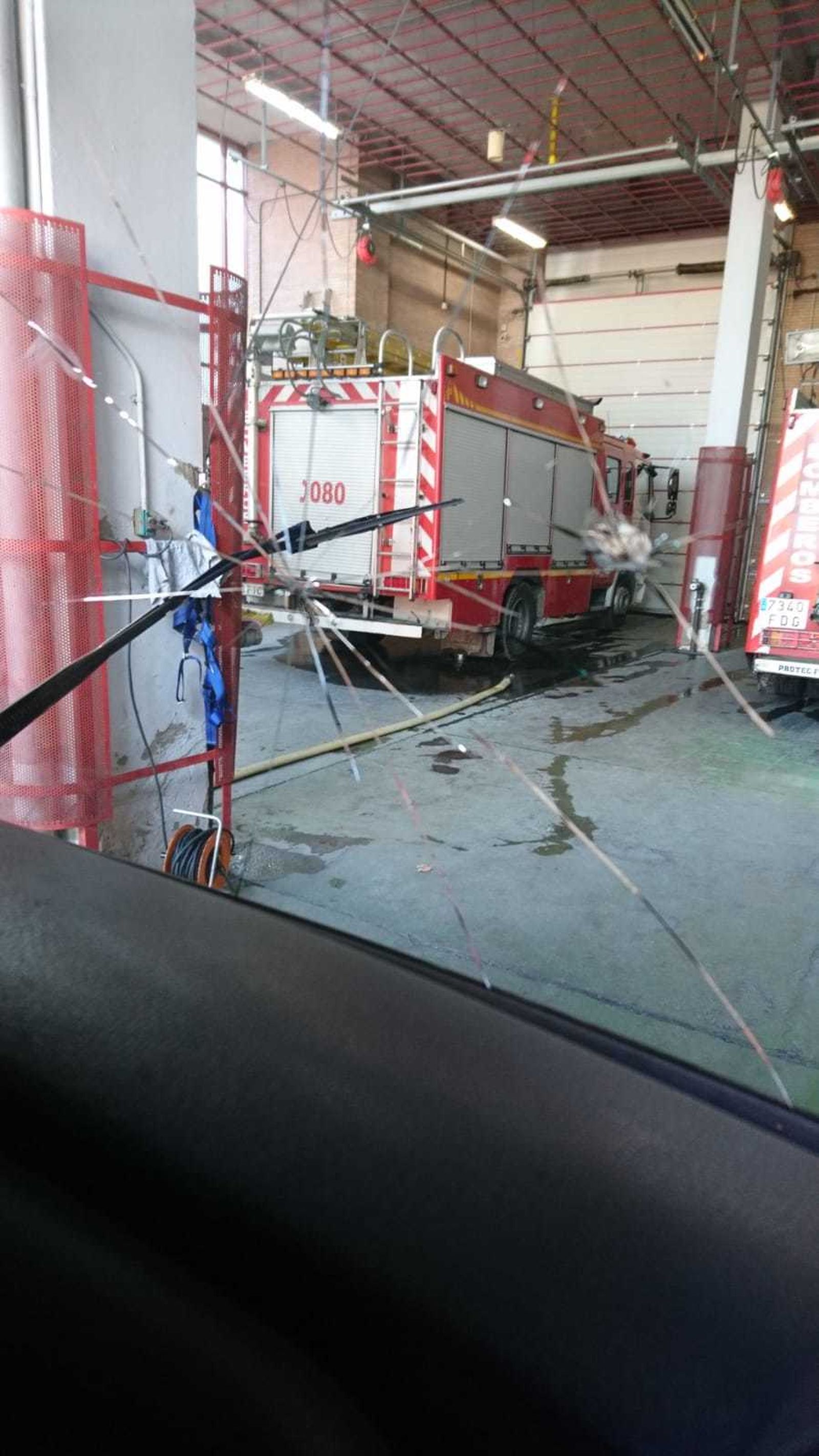 El vehículo dañado en la luna delantera por la agresión.