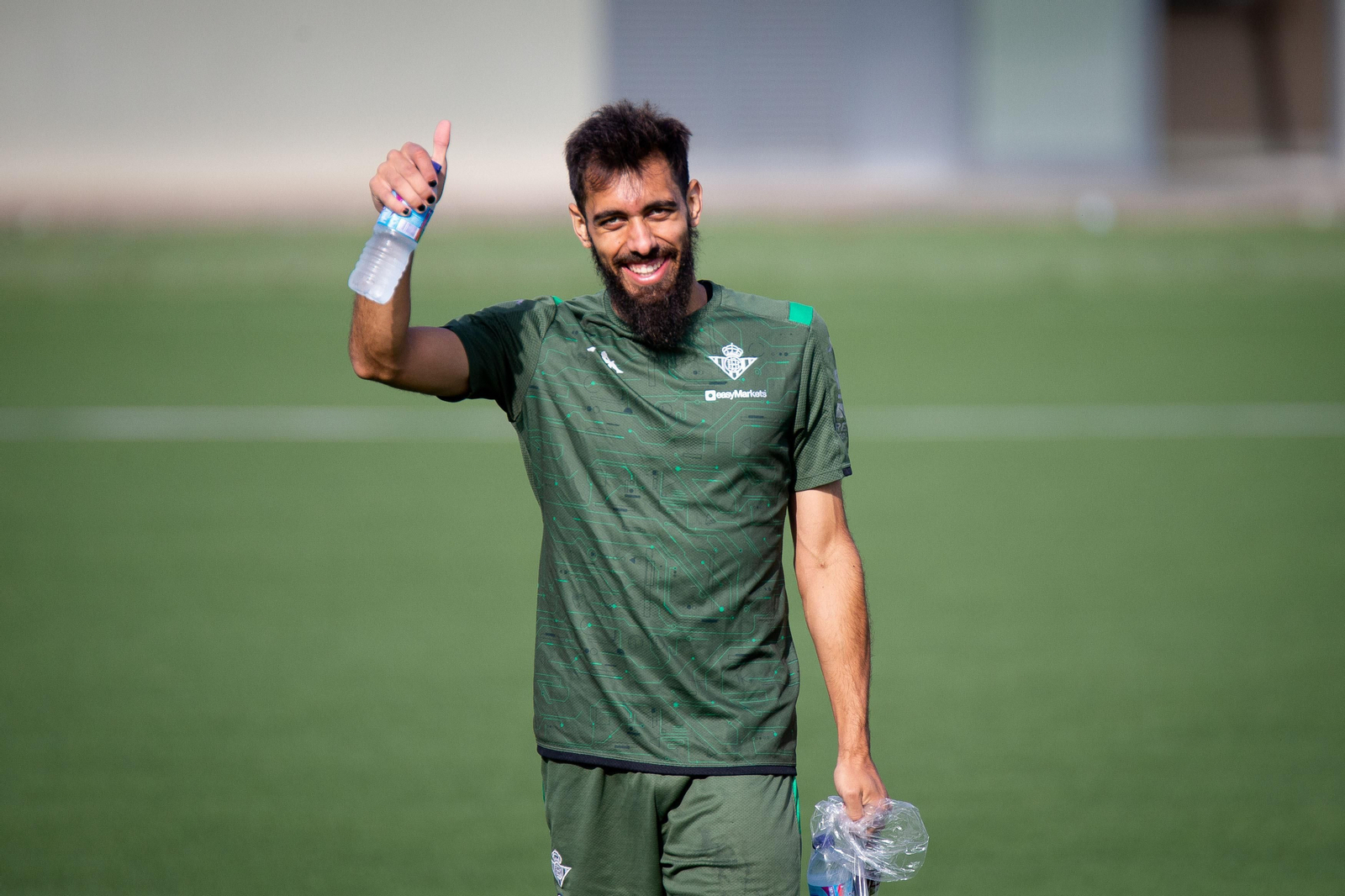Borja Iglesias sonríe en un entrenamiento.