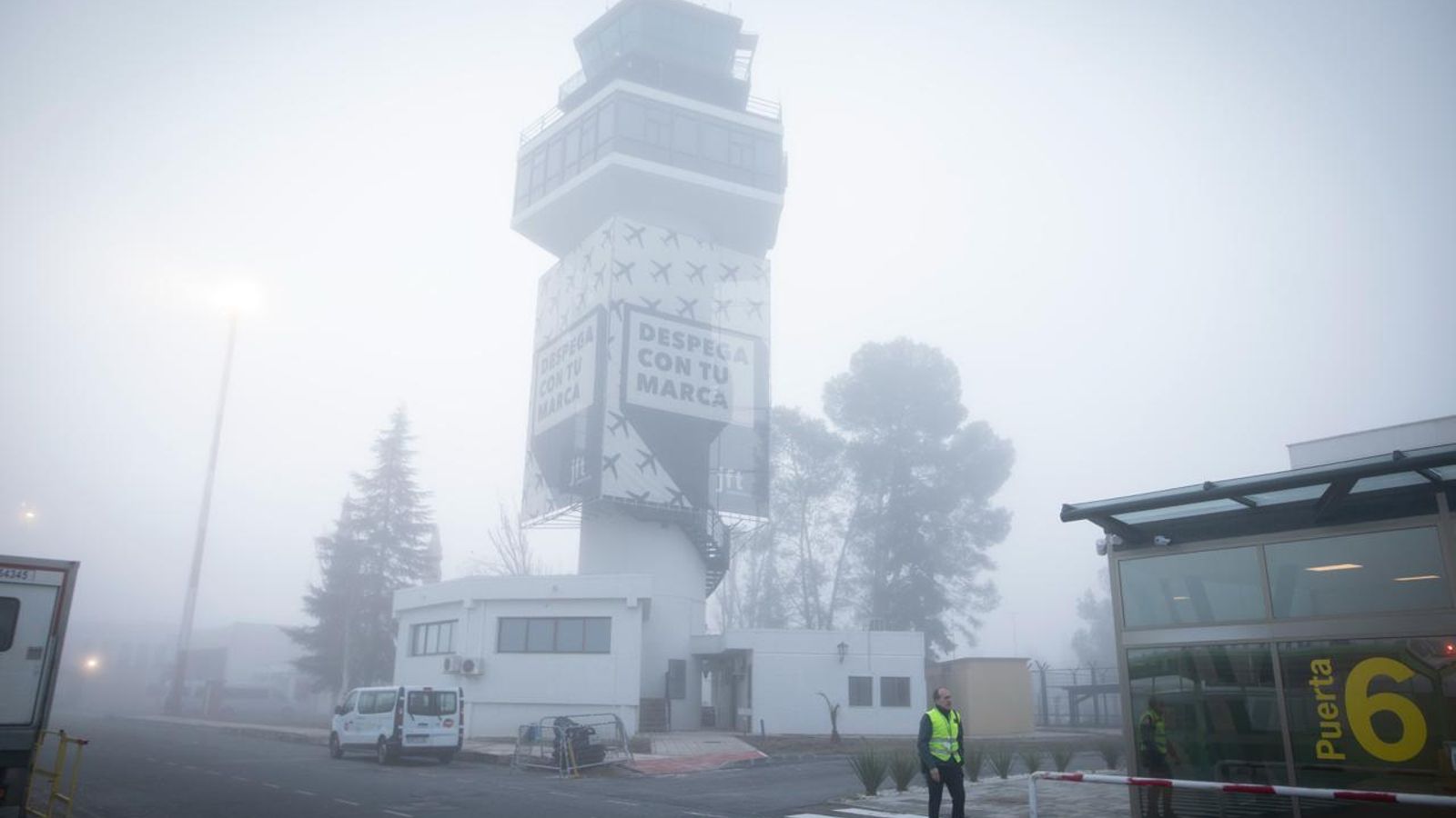 La niebla impidió aterrizar en Granada, obligando a cambiar los planes de los pasajeros