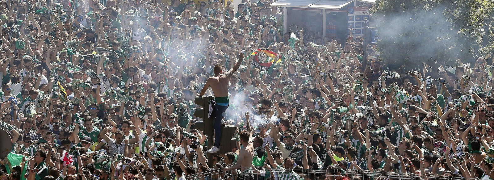 Hinchas del Betis antes de un partido en 2018