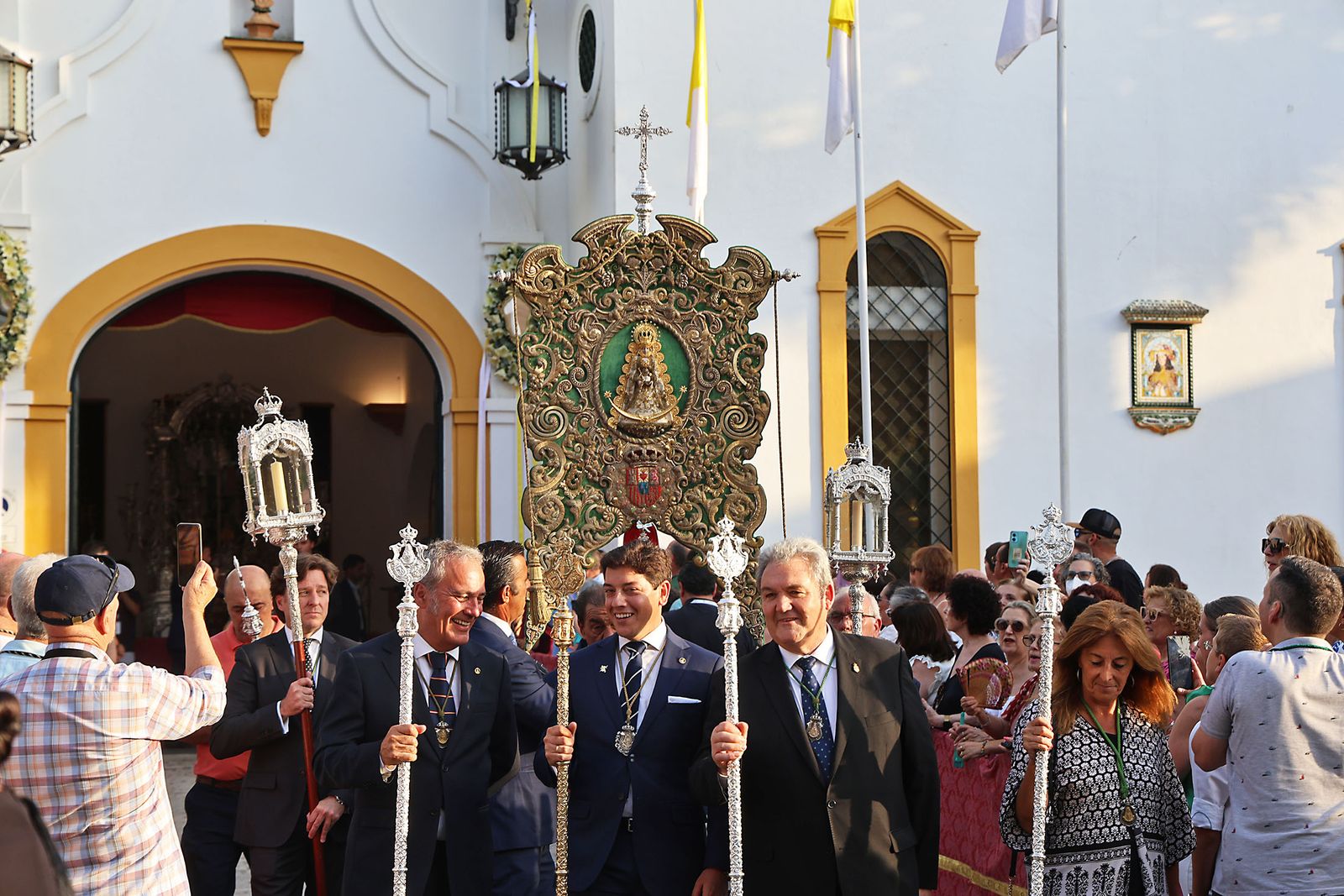 Imágenes del Rosario Jubilar rociero celebrado por las 25 hermandades filiales de la Matriz de Almonte en La Merced