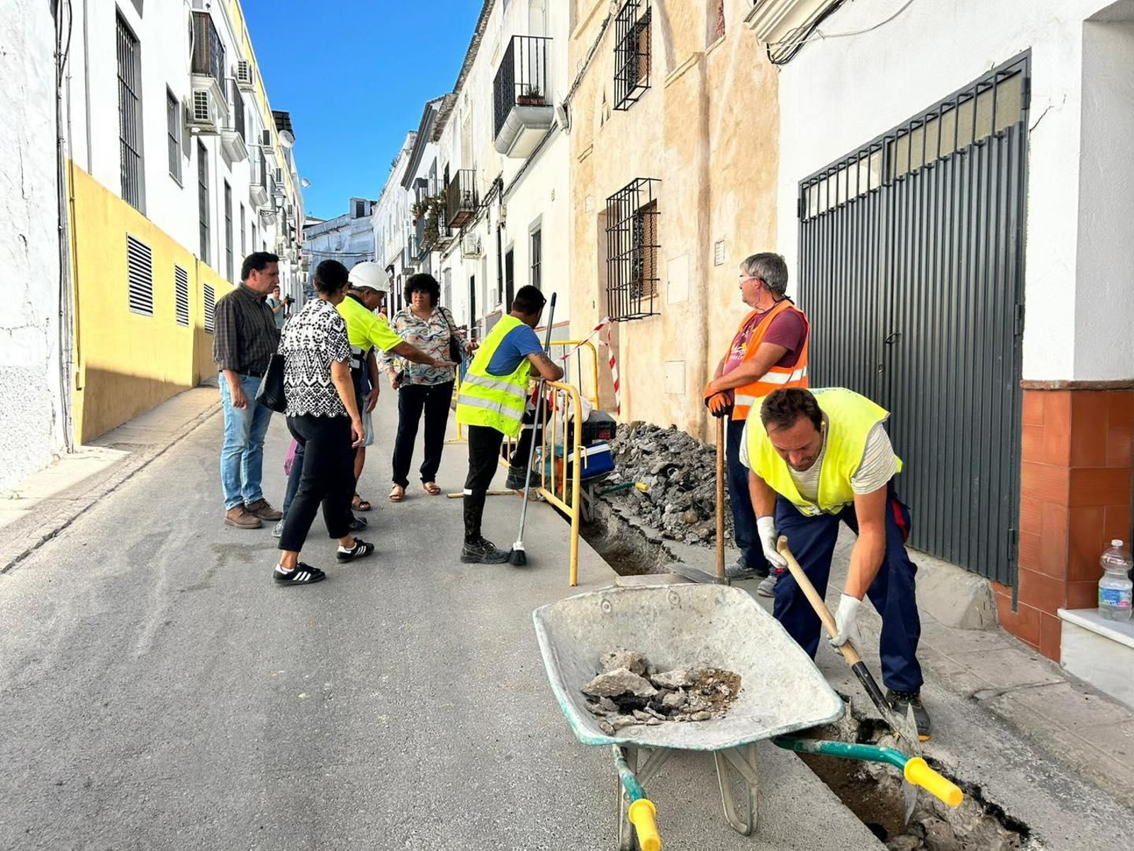 Operarios trabajando en la accesibilidad del Barrio Alto.