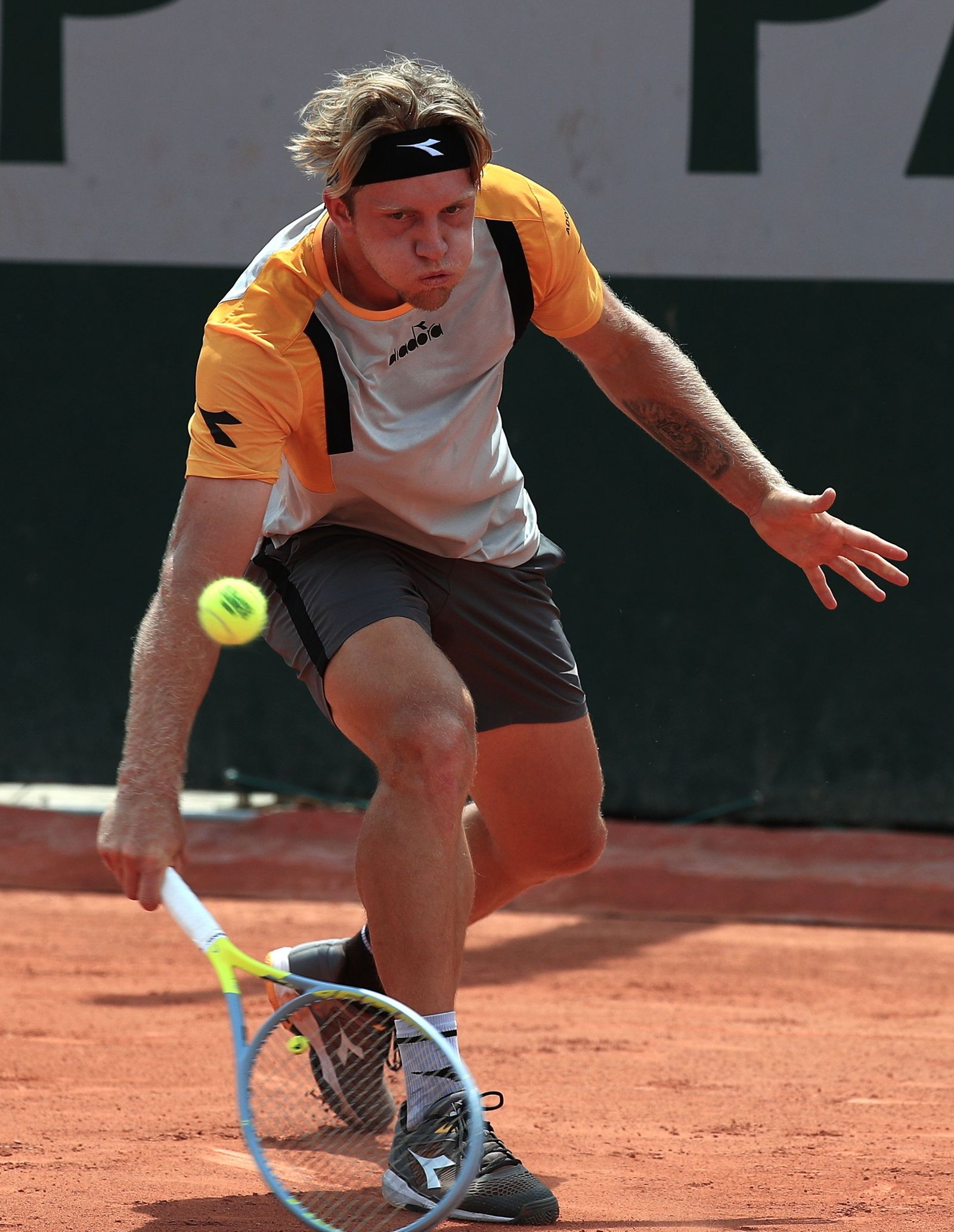 El marbellí Alejandro Davidovich golpea una bola en su duelo con el holandés Botic van de Zandschulp.