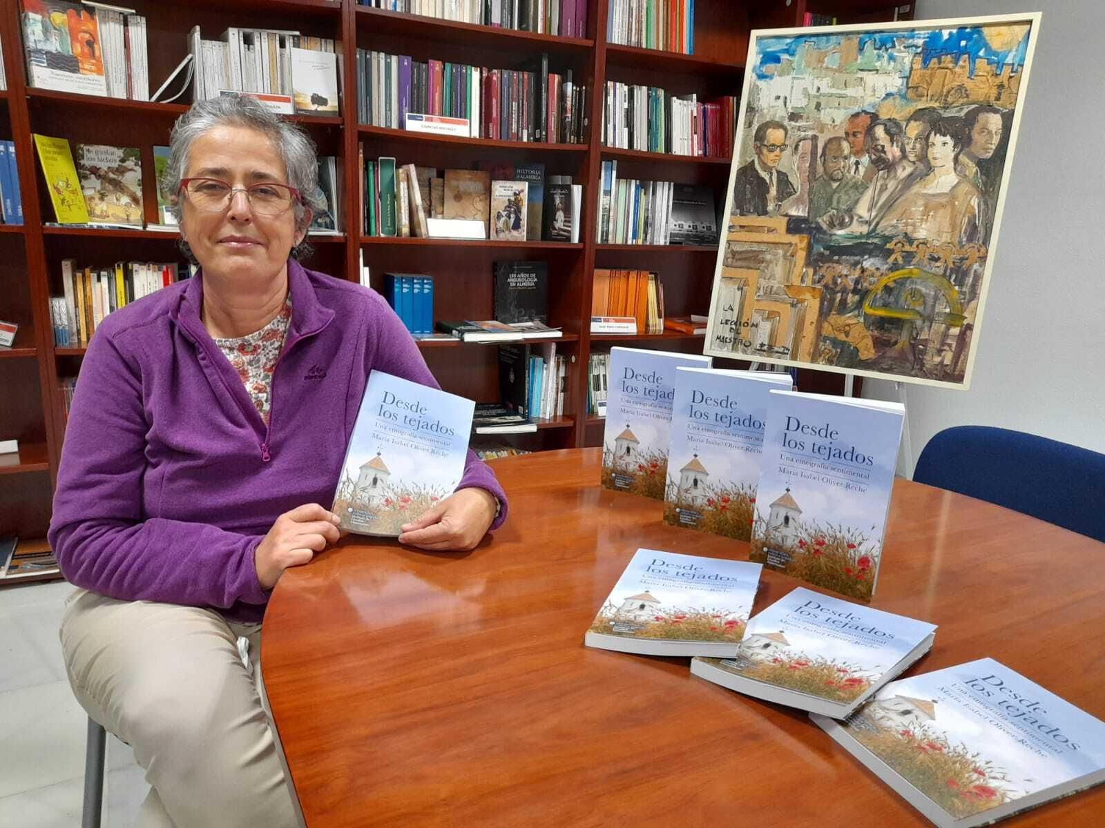 María Isabel Oliver con su obra ‘Desde los tejados. Una etnografía sentimental' editada por el IEA.
