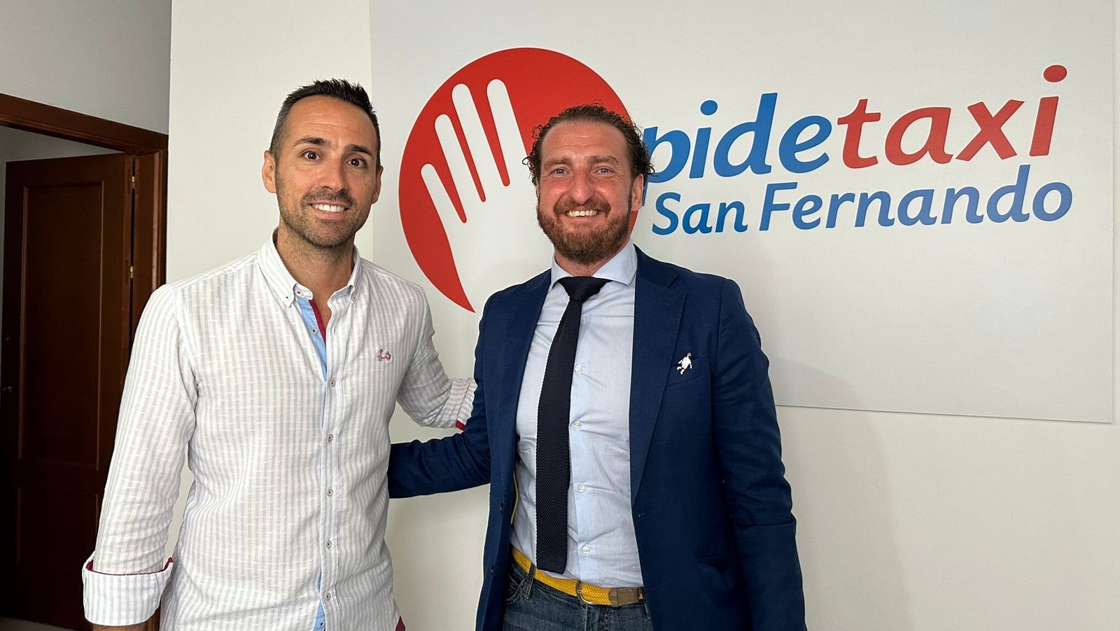 David López, candidato a la Alcaldía de Constitucionalistas en San Fernando, con el presidente del Grupo Local del Taxi, Antonio Jesús de la Hoz.