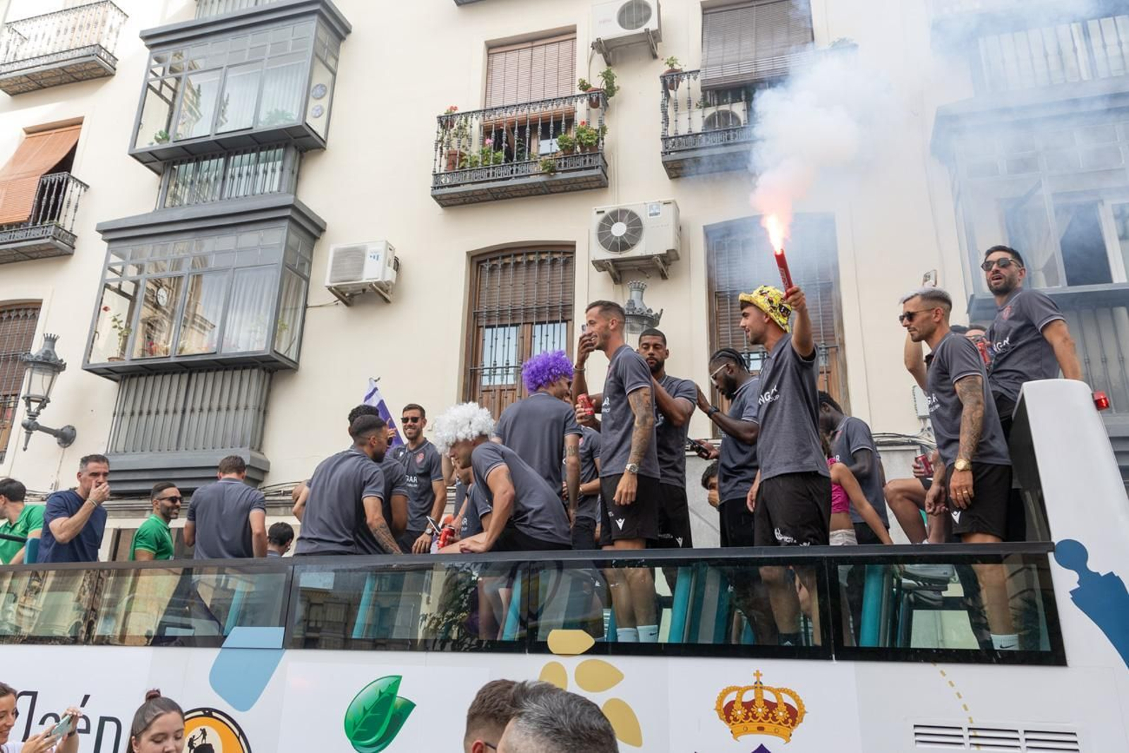 La fiesta por el ascenso del Real Jaén en La Plaza de Santa María y el Ayuntamiento