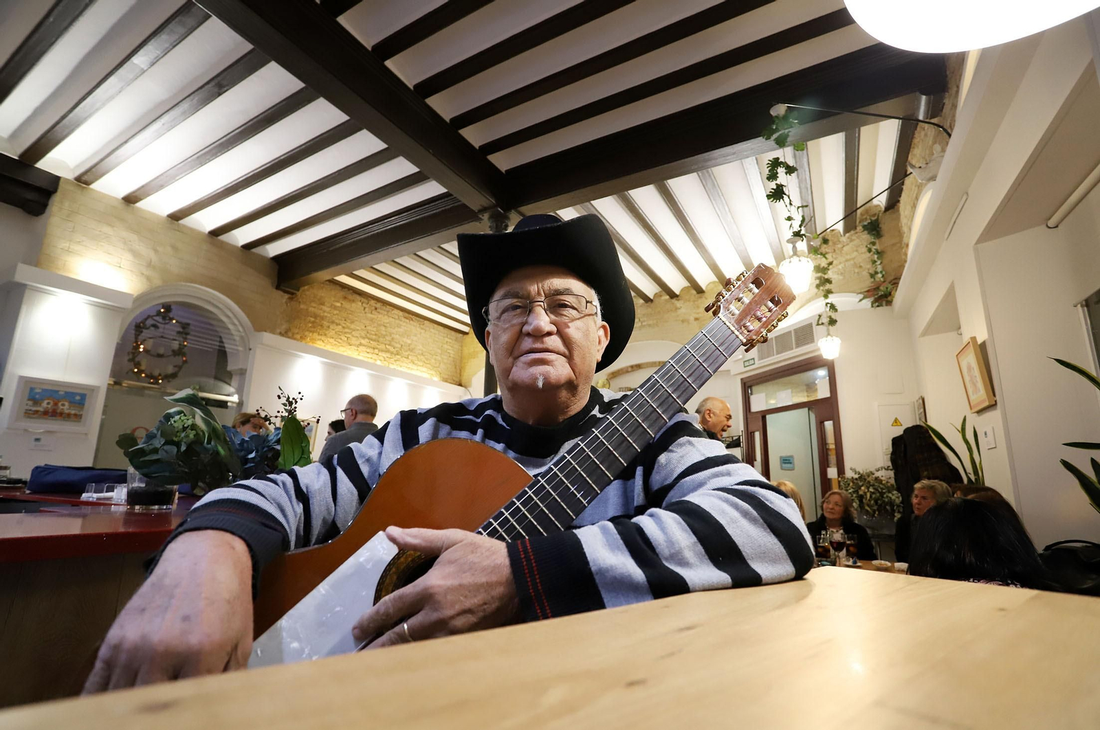 La onubense Argentina acompaña a Eliades Ochoa en una canción que une flamenco y música tradicional cubana.