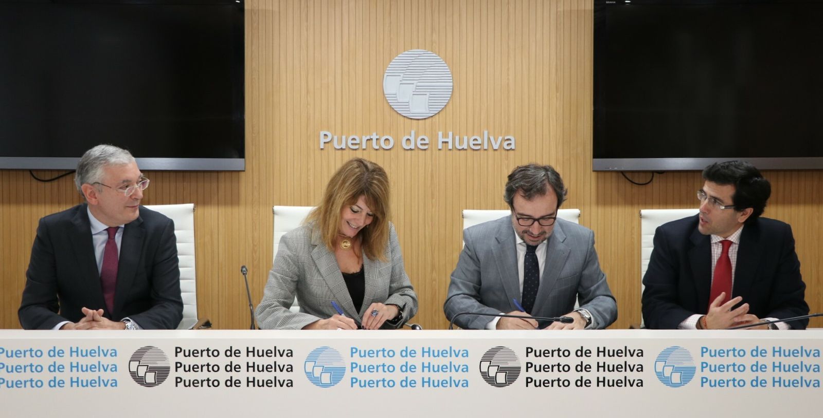 Responsables de la empresa constructora y de la Autoridad Portuaria firman la adjudicación del proyecto.