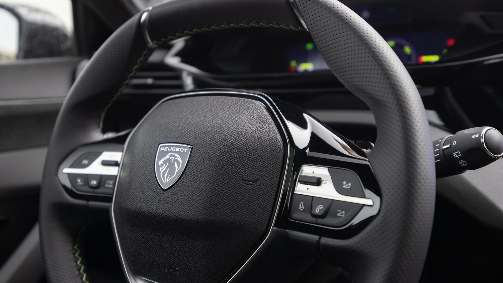 Las levas que se esconden tras los radios superiores del volante permite adaptar el grado de retención que hace el motor eléctrico del E-308 cuando se deja de acelerar.