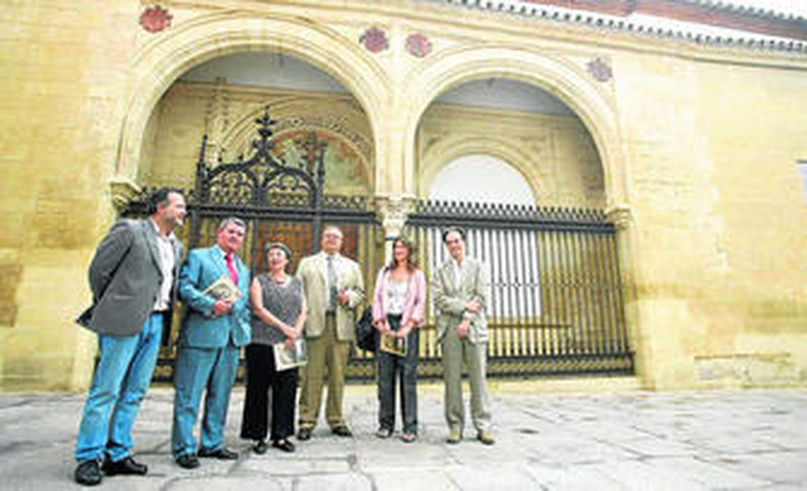 Los representantes institucionales, junto a los responsables de la obra, delante de la fachada.
