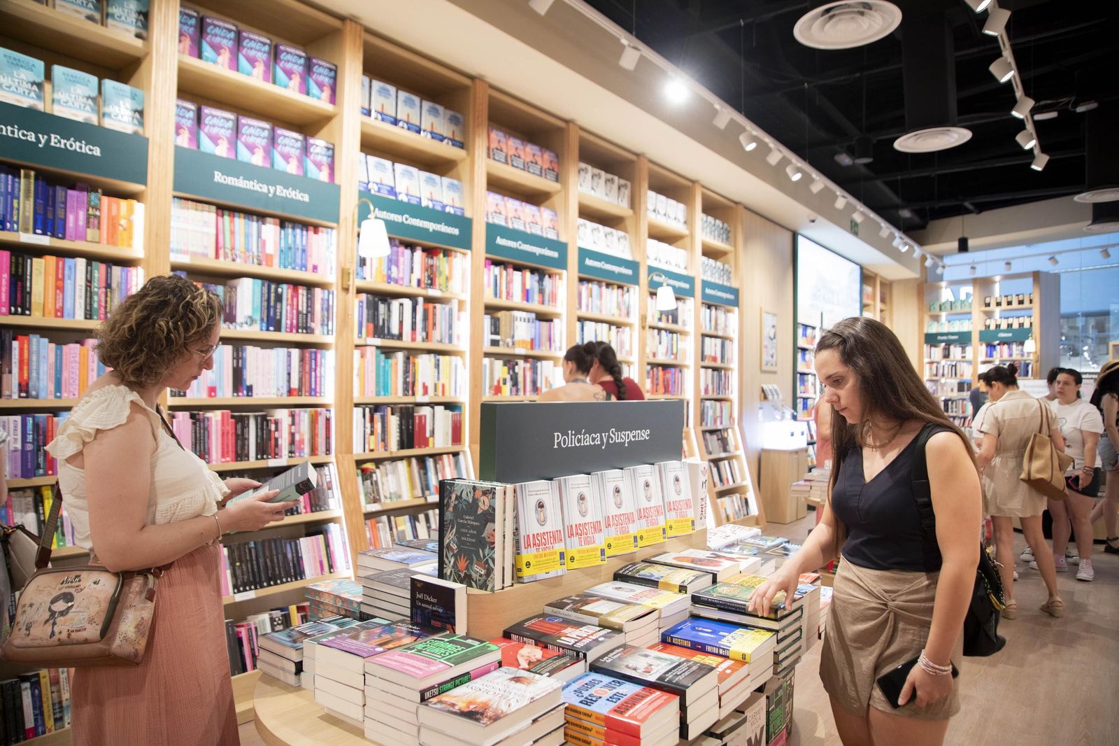 Las imágenes de la apertura de la Casa del Libro en el Centro Comercial Torrecárdenas de Almería