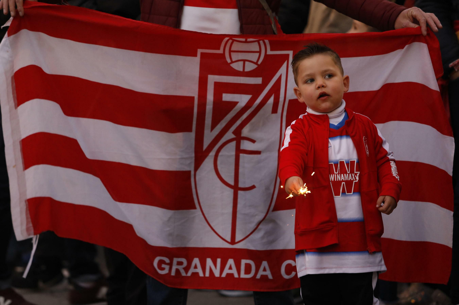 Apoteósico recibimiento a la plantilla del Granada