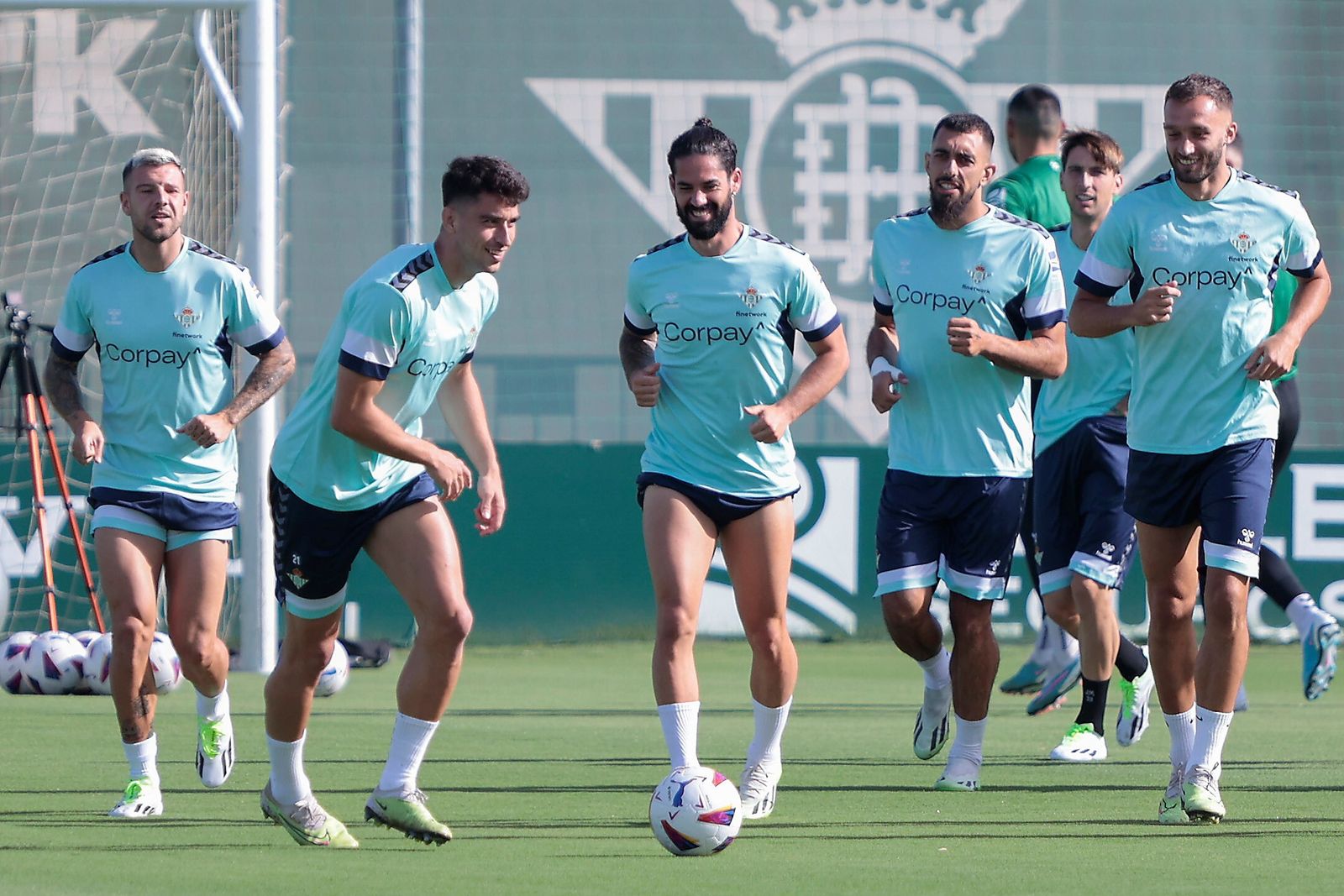 Ruibal, Marc Roca, Isco, Borja Iglesias, Miranda y Pezzella, en un entrenamiento con el Betis.