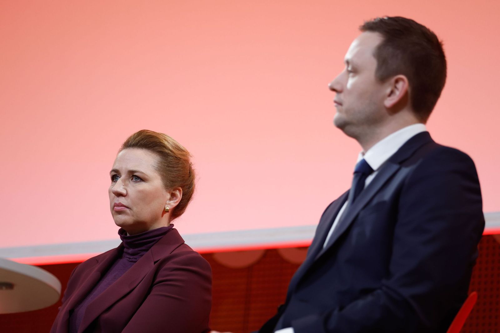 La primera ministra dansea, Mette Frederiksen, y el primer ministro groenlandés, Jens-Frederik Nielsen, durante una conferencia en París.