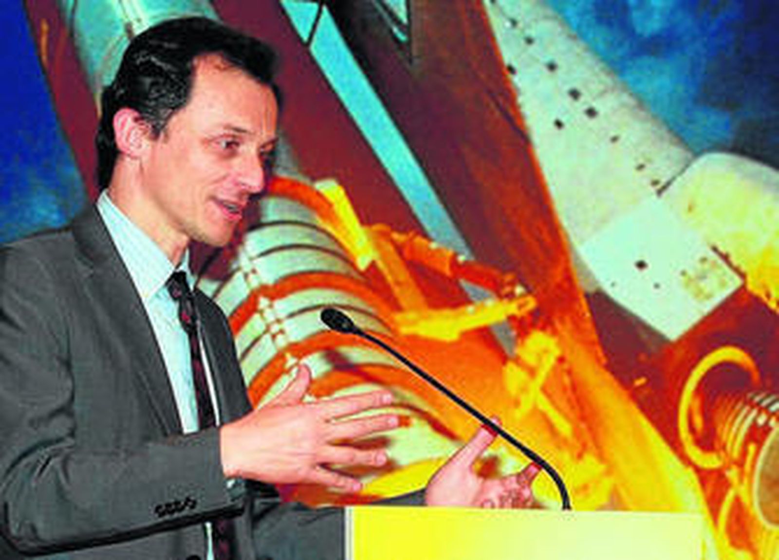 El astronauta Pedro Duque en una conferencia en Granada.