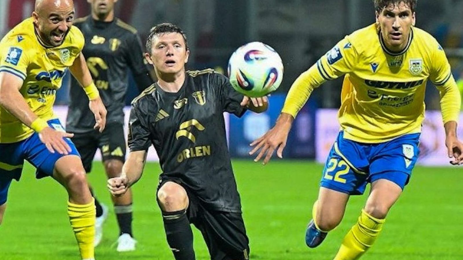 Diego Percan, a la derecha en la imagen, en un partido con el Arka Gdynia polaco.
