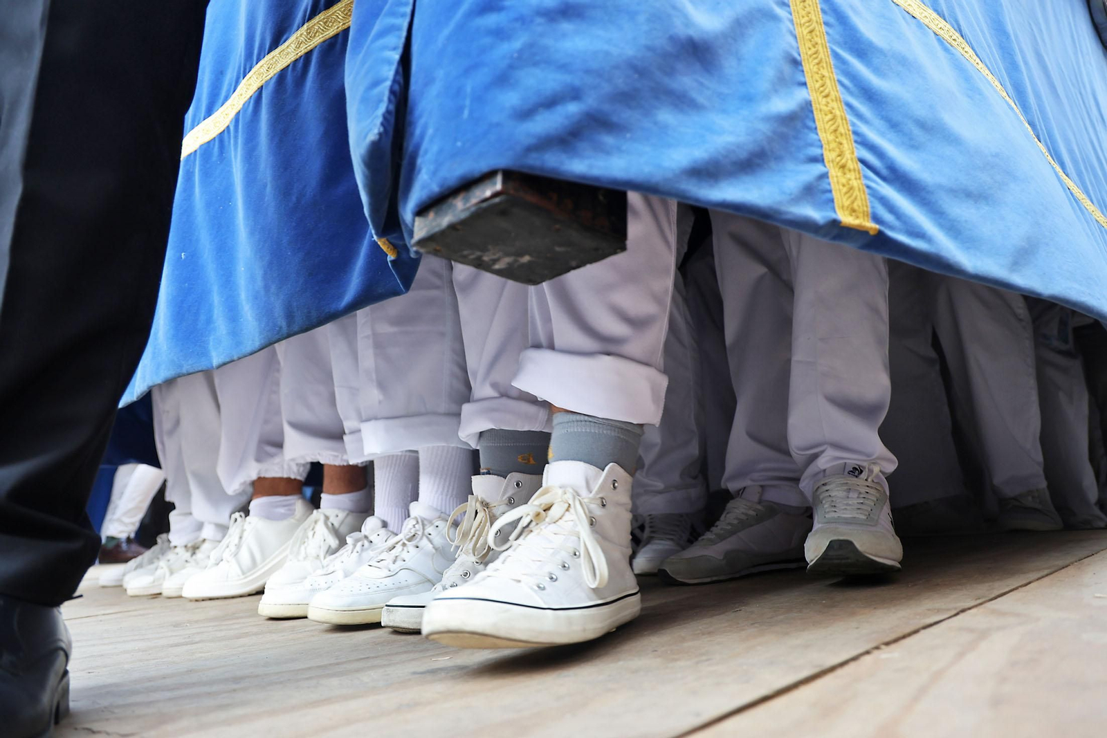 Imágenes de la VIrgen de Los Dolores por su barrio de las Colonias