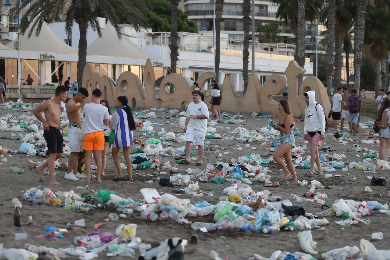 La Malagueta, llena de basura tras la noche de San Juan, en fotos
