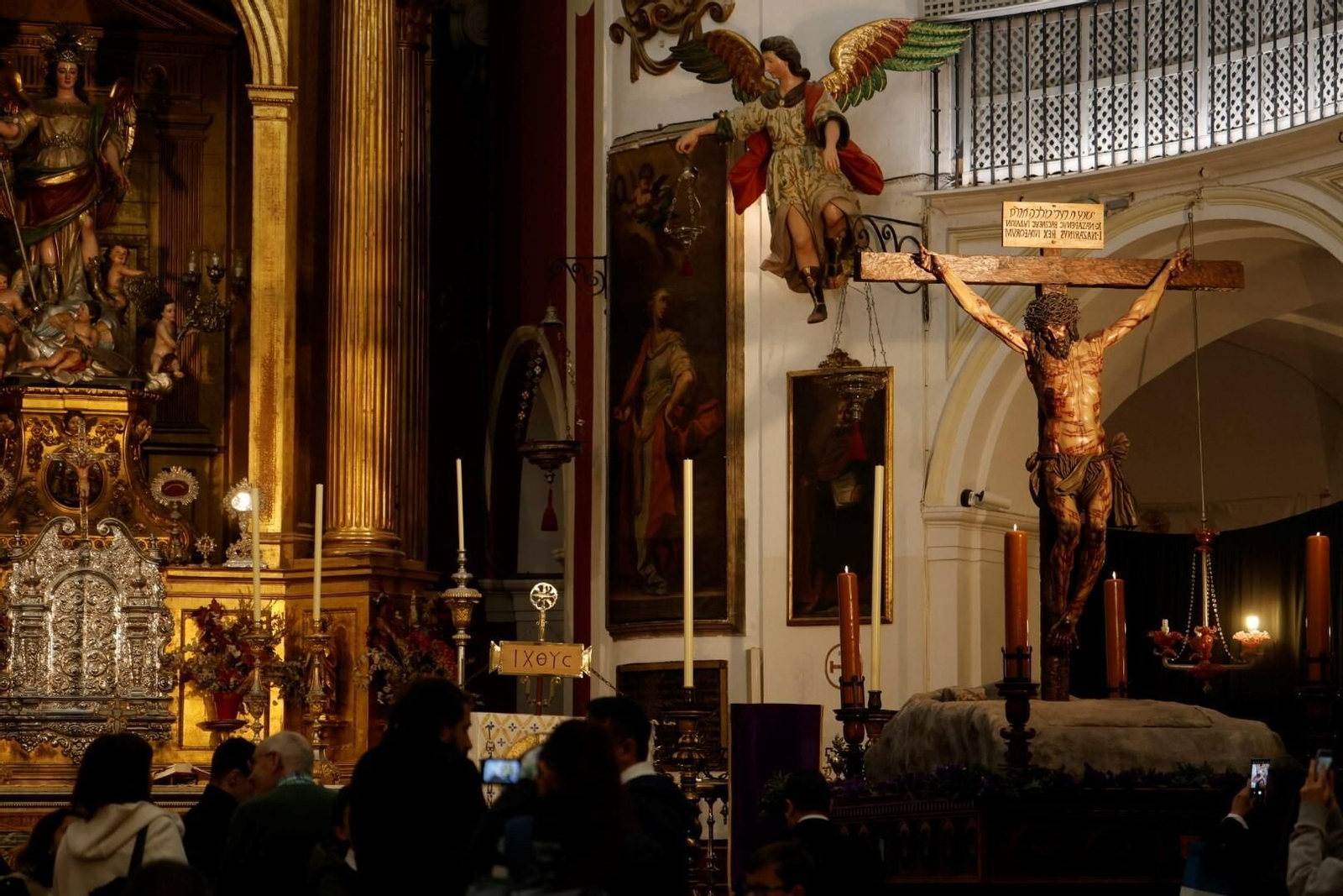 Rezos en San Rafael a la Universitaria en este Martes Santo de Córdoba, en imágenes