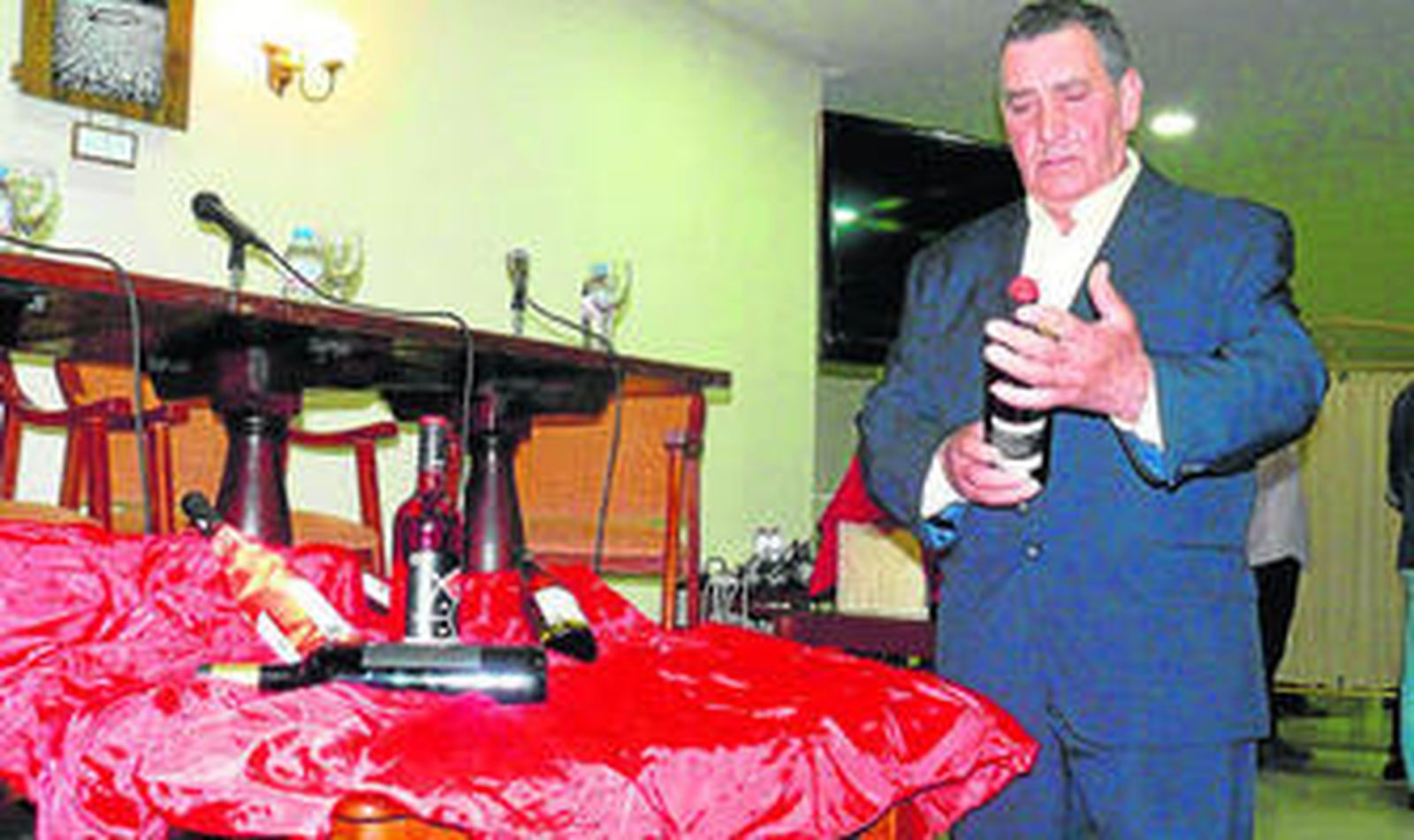 Cándido Villarán muestra una selección de productos de la Cooperativa Vitivinícola. A la derecha, algunos productos 'gourmet' del portal.