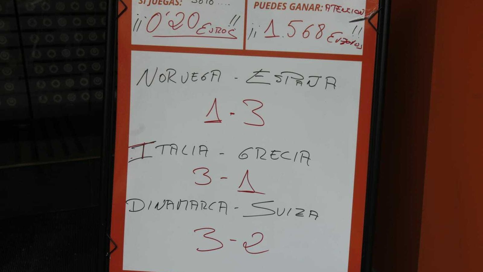 Tablón en la puerta de un salón.