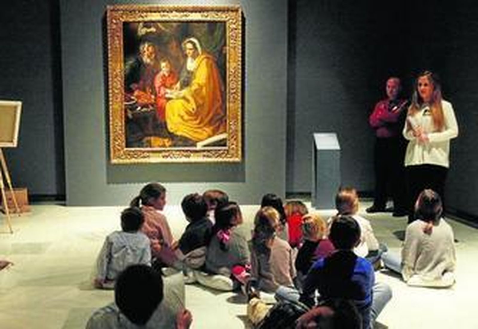 La primera visita guiada para grupos familiares se celebró con el tema de 'La lectura en la infancia'.