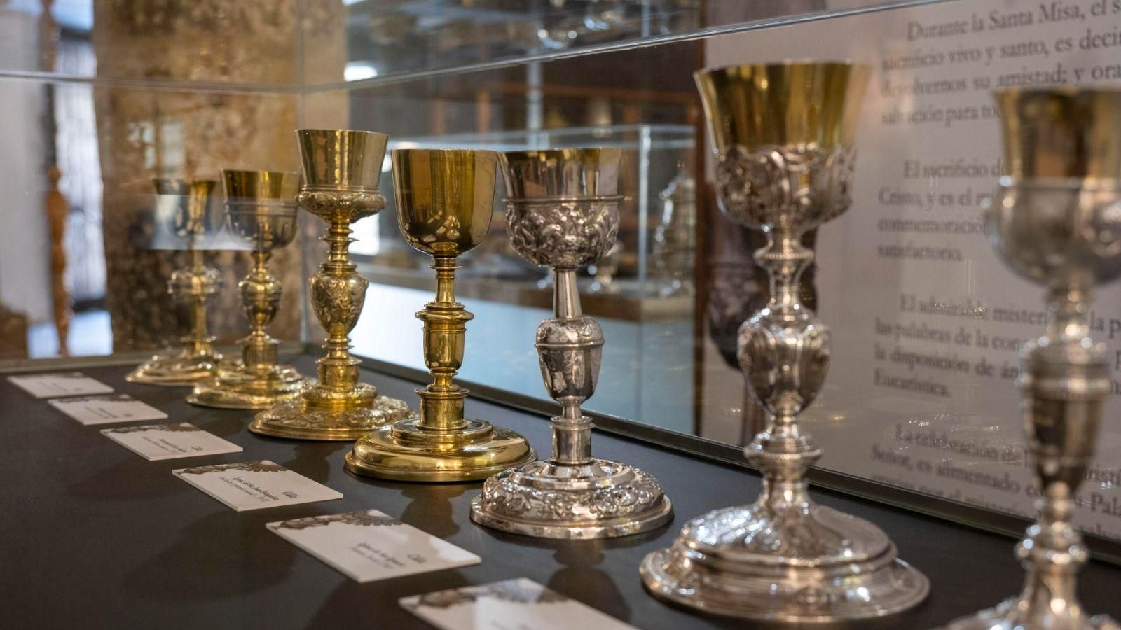 Juego de cálices expuestos.