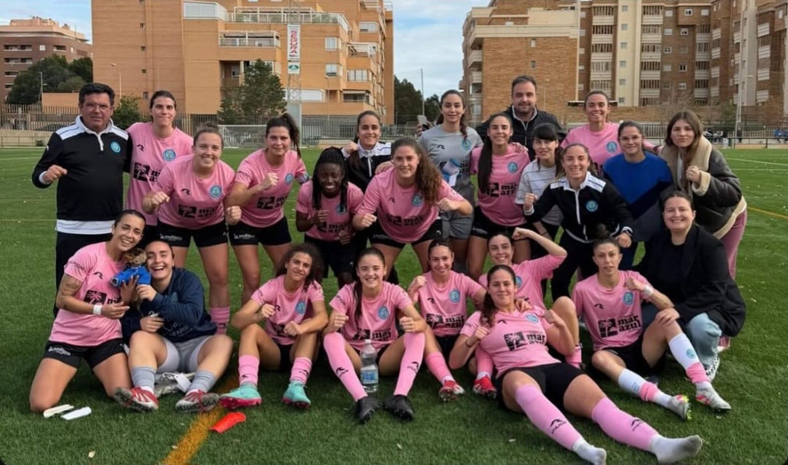 Las ejidenses celebran sobre el terreno de juego su victoria en el derbi almeriense frente al Pavía.