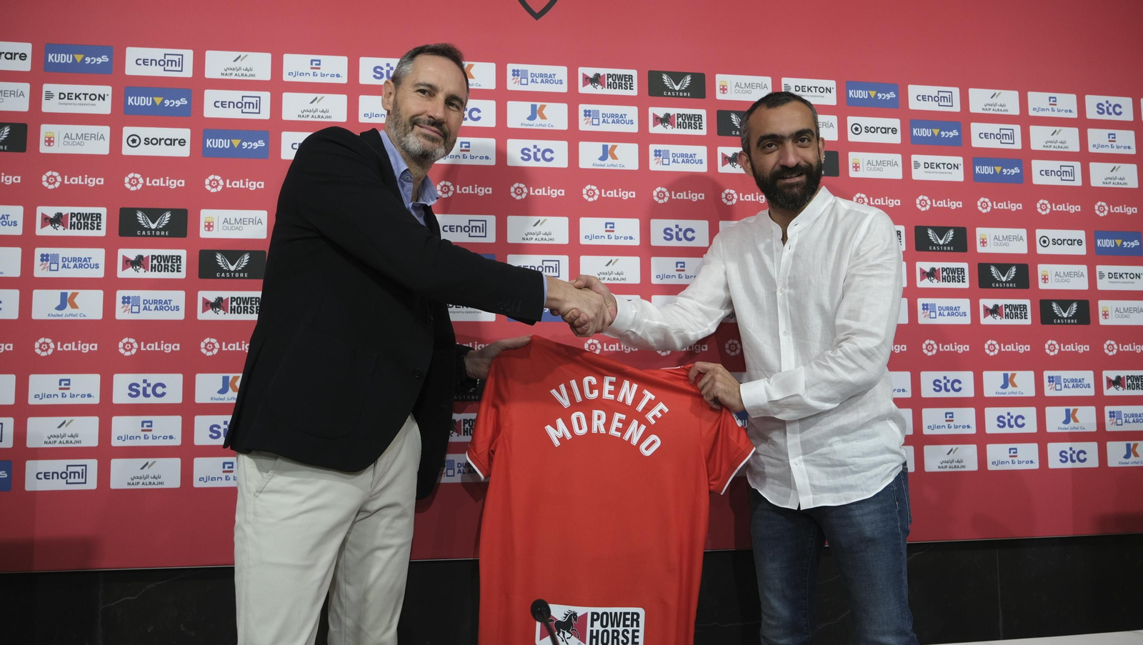 Imágenes de la presentación de Vicente Moreno, nuevo entrenador de la U.D. Almería