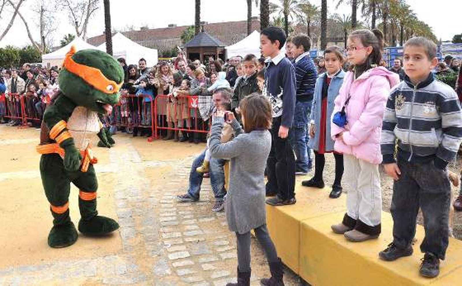 El parque González Hontoria acoge un año más la festividad de San Antón en el que los perros protagonizan la celebración pues de los 800 animales inscritos 600 eran canes.

Foto: Manu Garcia