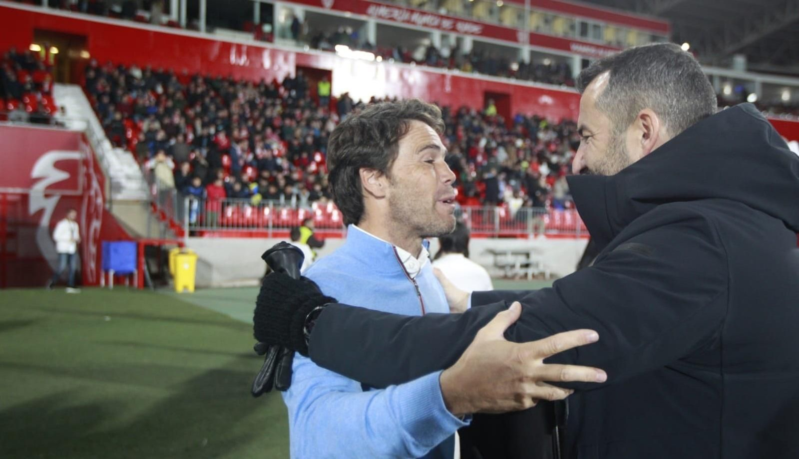 Rubi y Diego Martínez se saludan en los prolegómenos