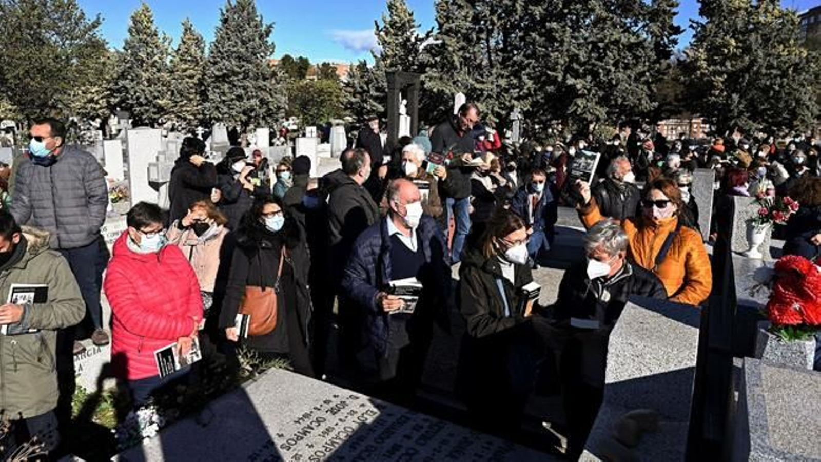 Lectores portando libros en homenaje a la autora fallecida.
