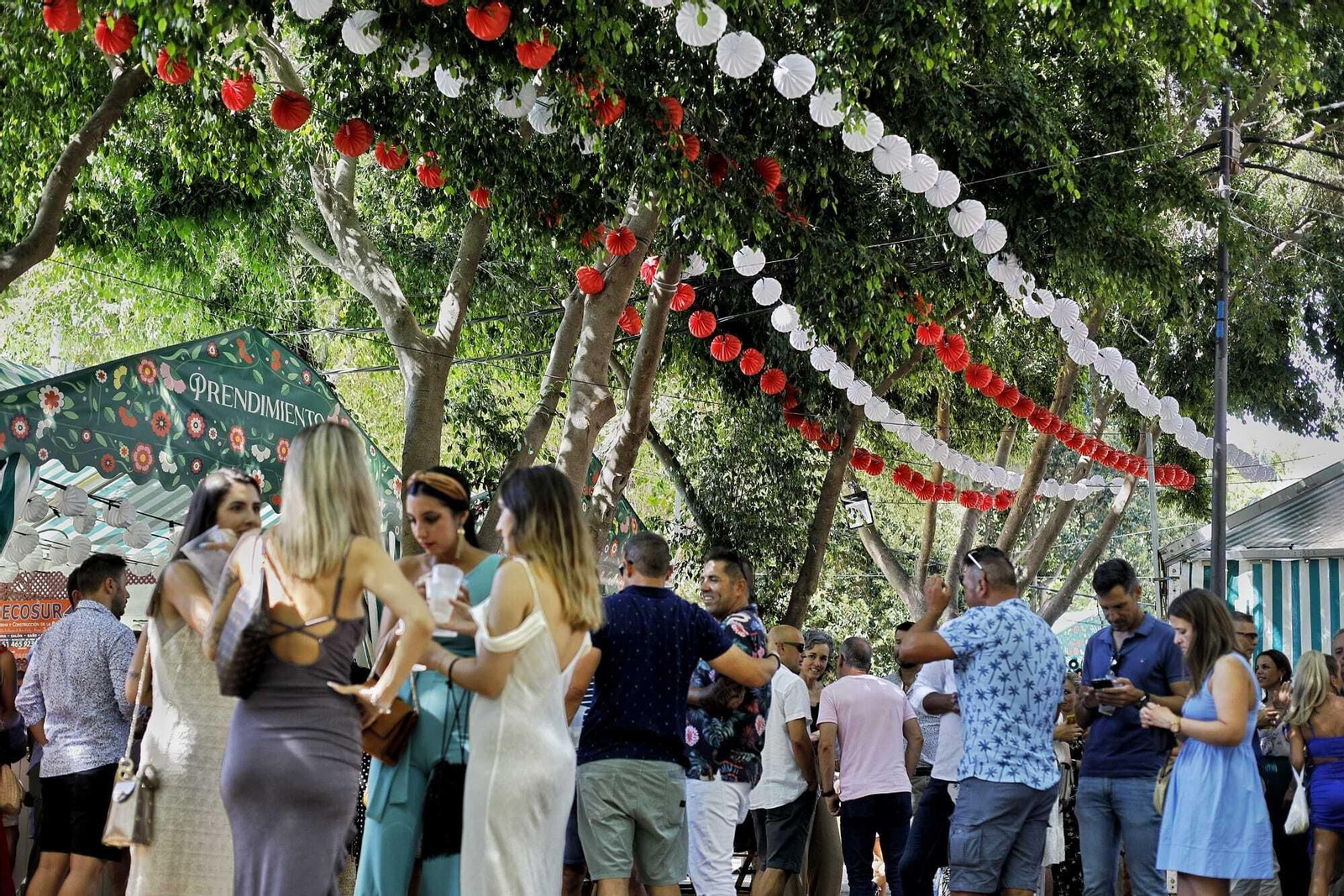 Búscate en las imágenes del Día de la Mujer de la Feria del Carmen de San Fernando