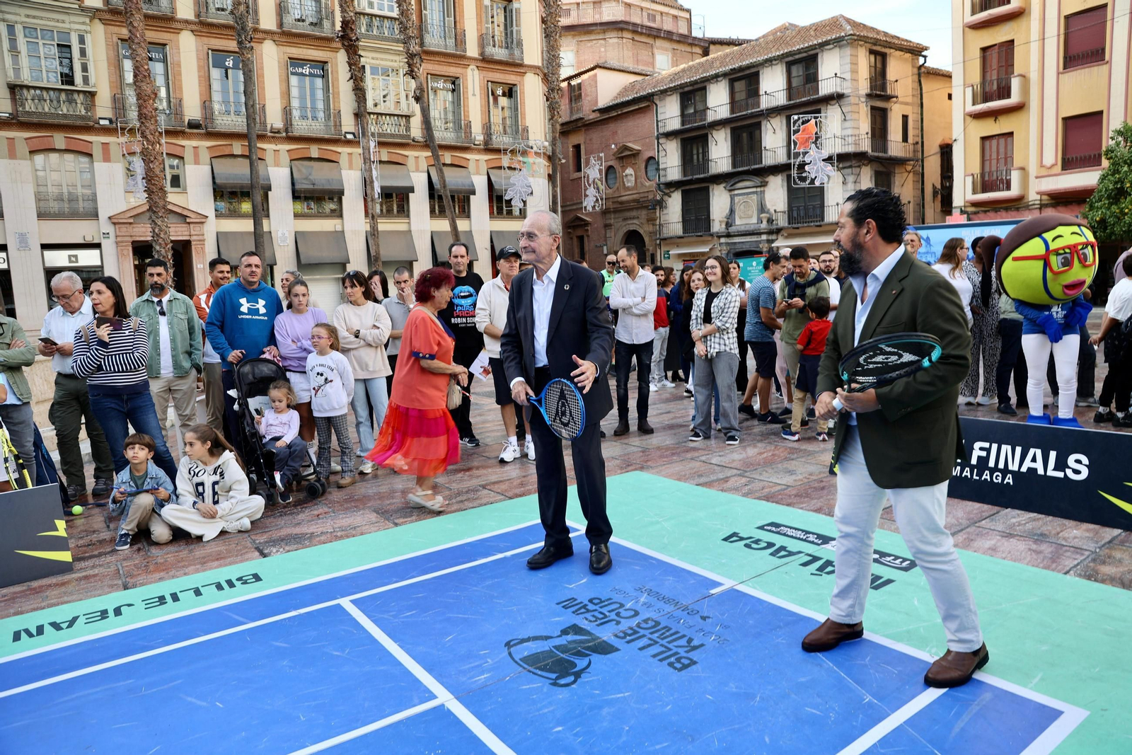 El alcalde De la Torre se anima a jugar con Conchita Martínez en la presentación de la BJKC