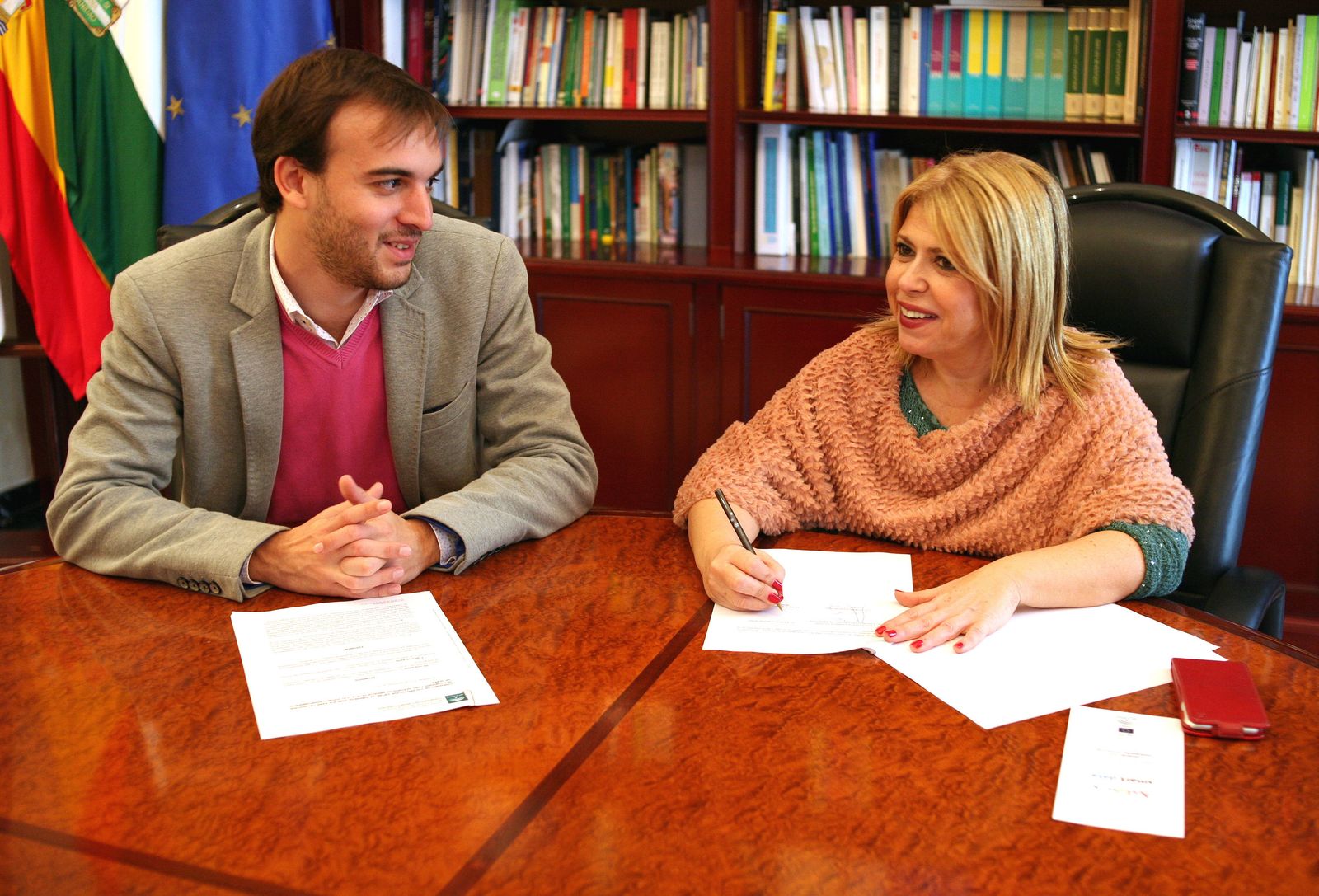 El delegado territorial de Turismo, junto a la alcaldesa, durante la firma del convenio.