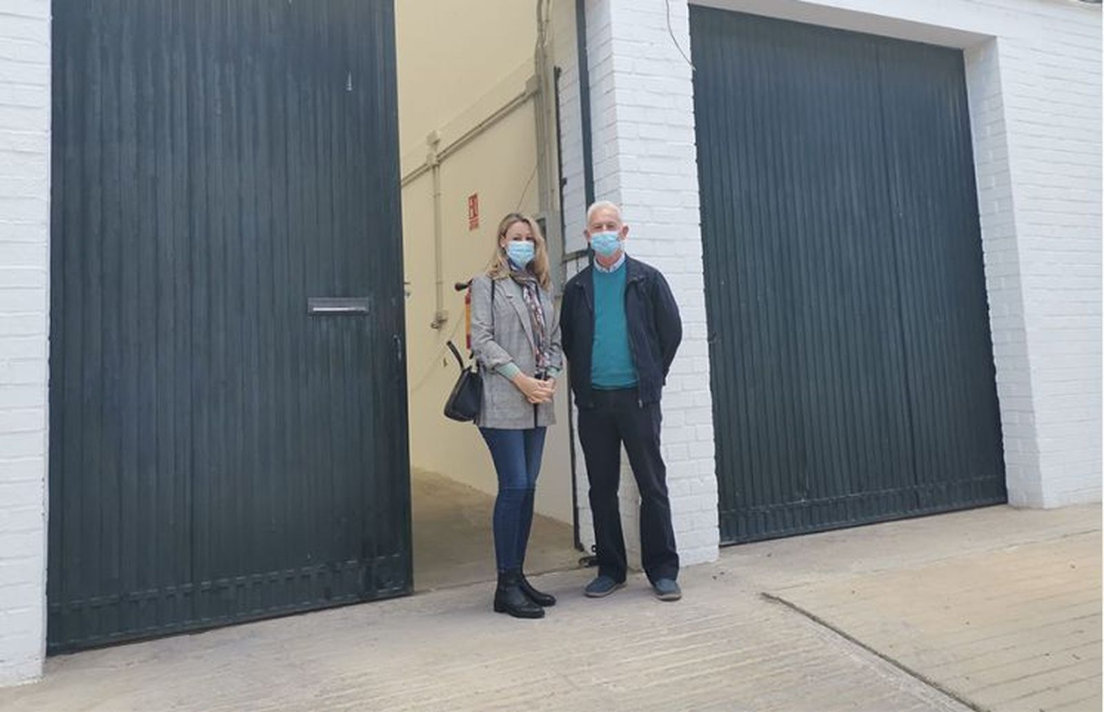 El edil de Fomento Económico, Rafael Martínez, con la también concejala socialista del Gobierno local María Naval en una de las naves.