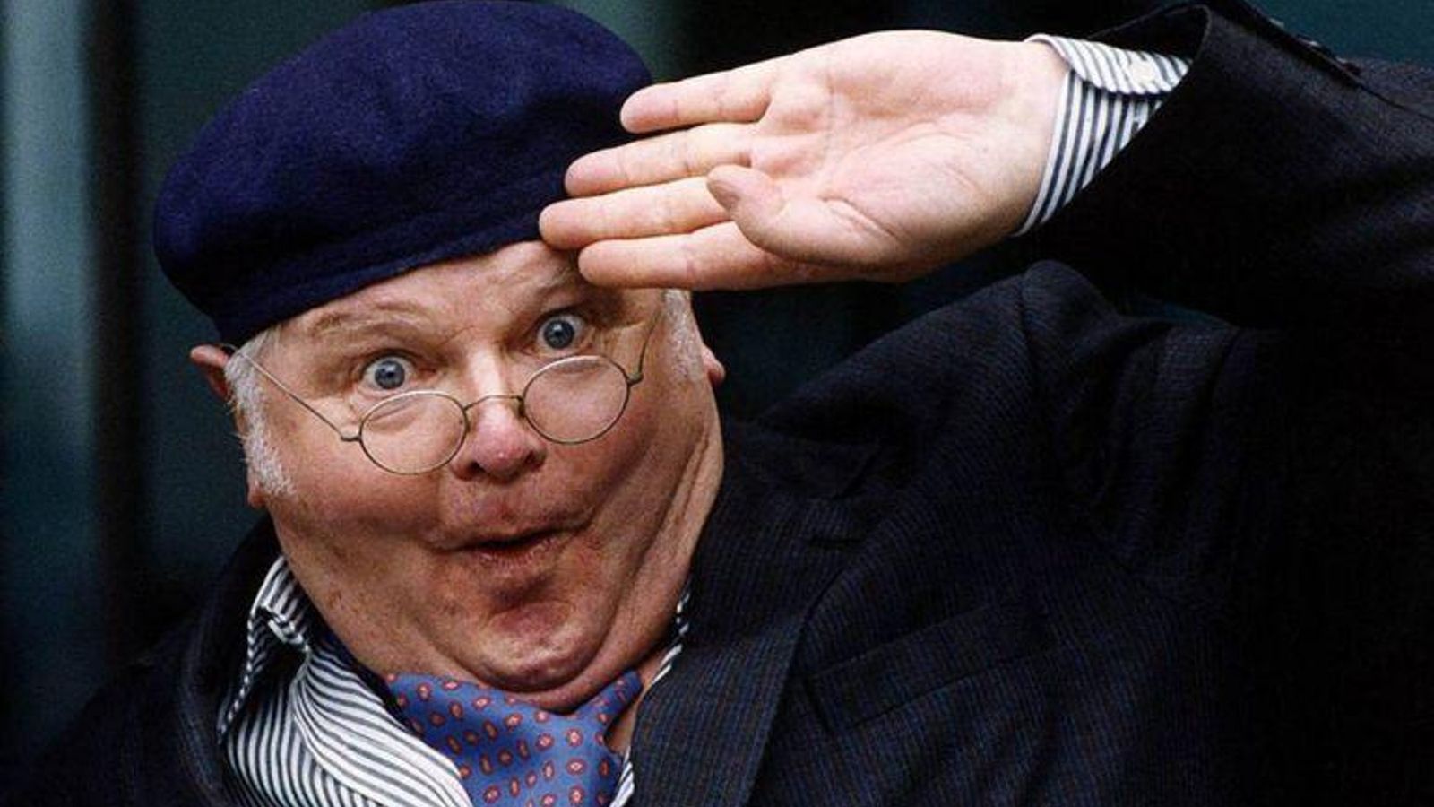 Benny Hill en una de sus habituales poses cómicas