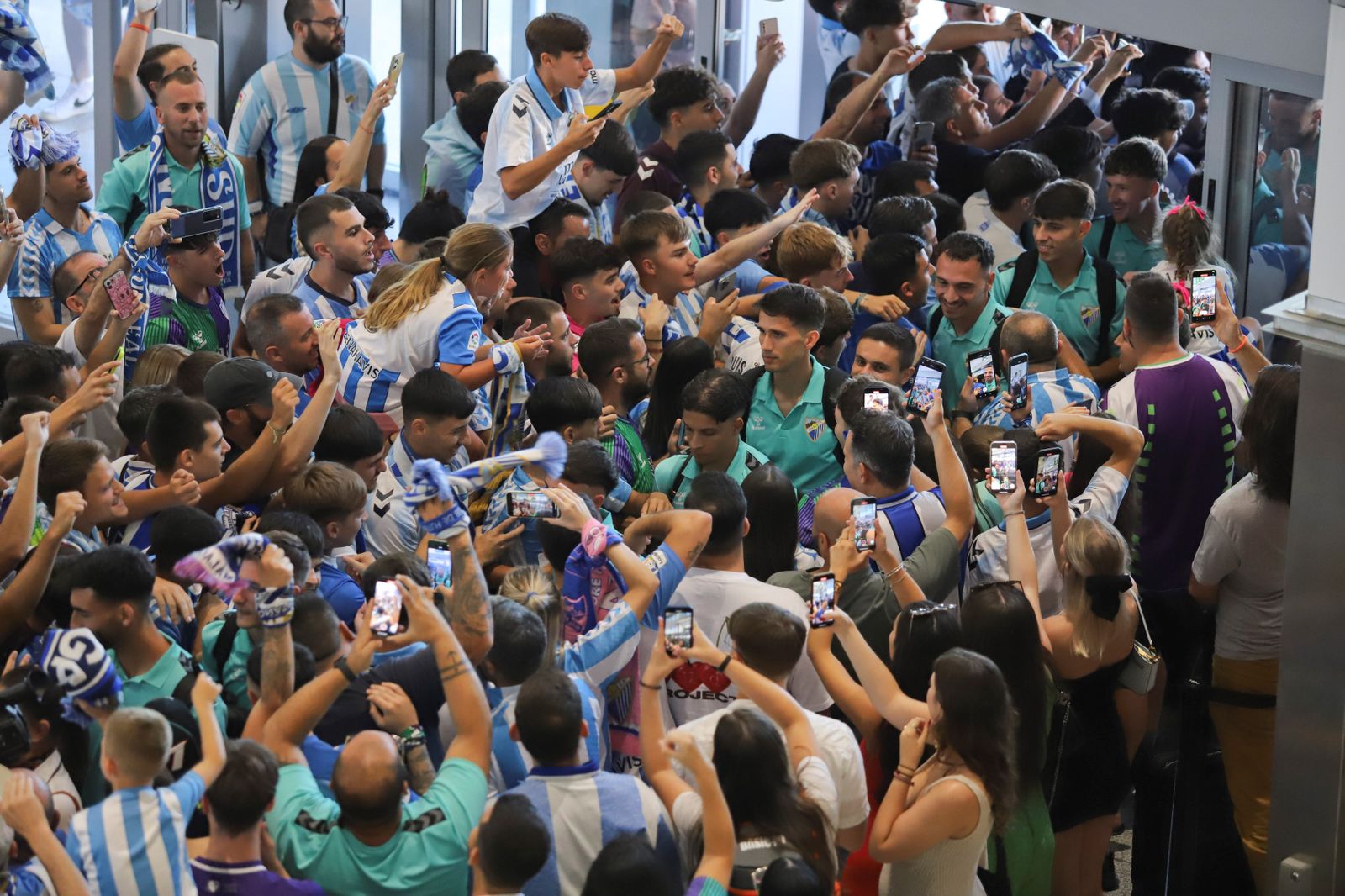 El espectacular preámbulo en el aeropuerto con la afición