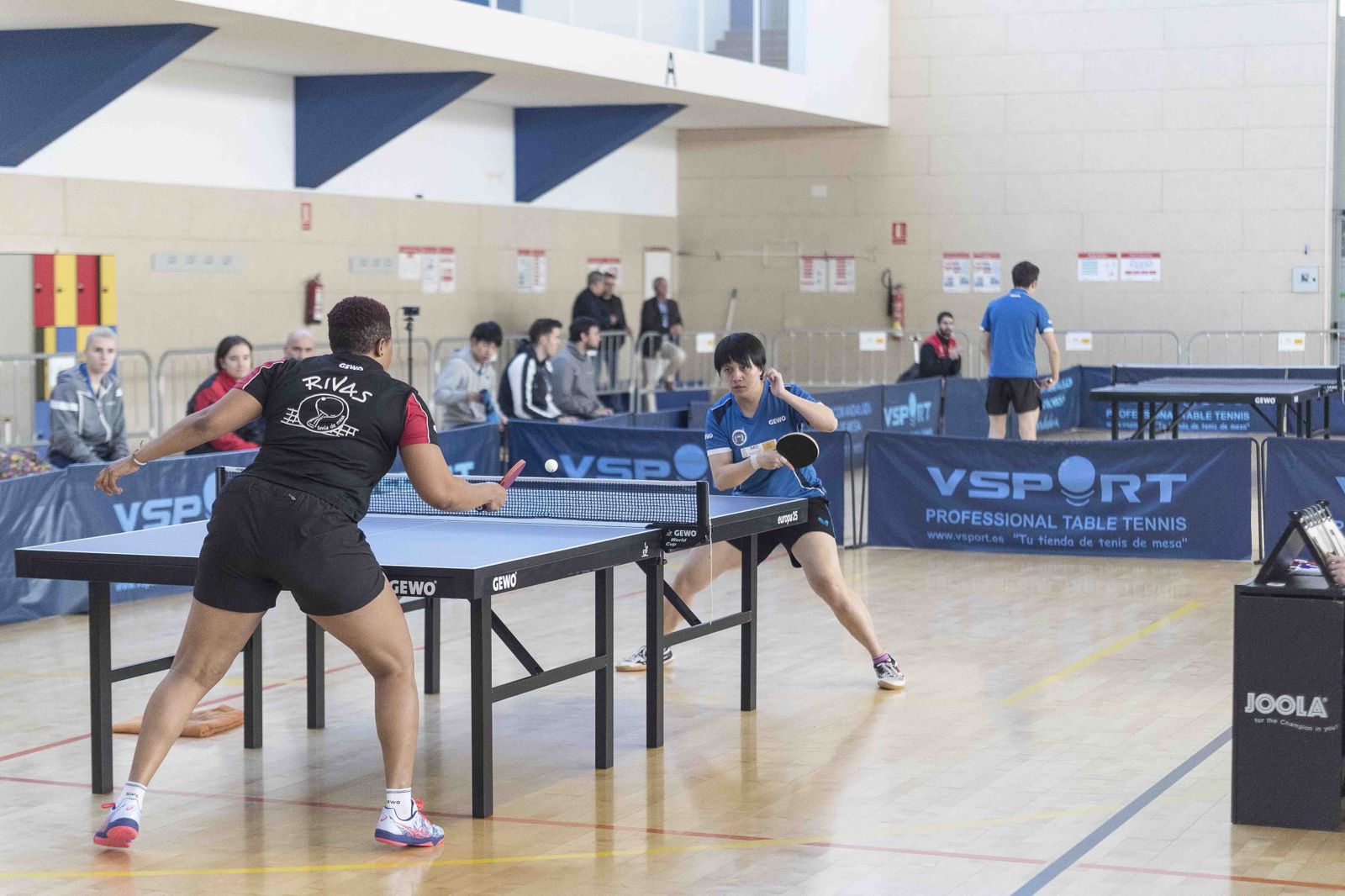 Una jugadora del Híspalis, durante el choque ante el Rivas madrileño.