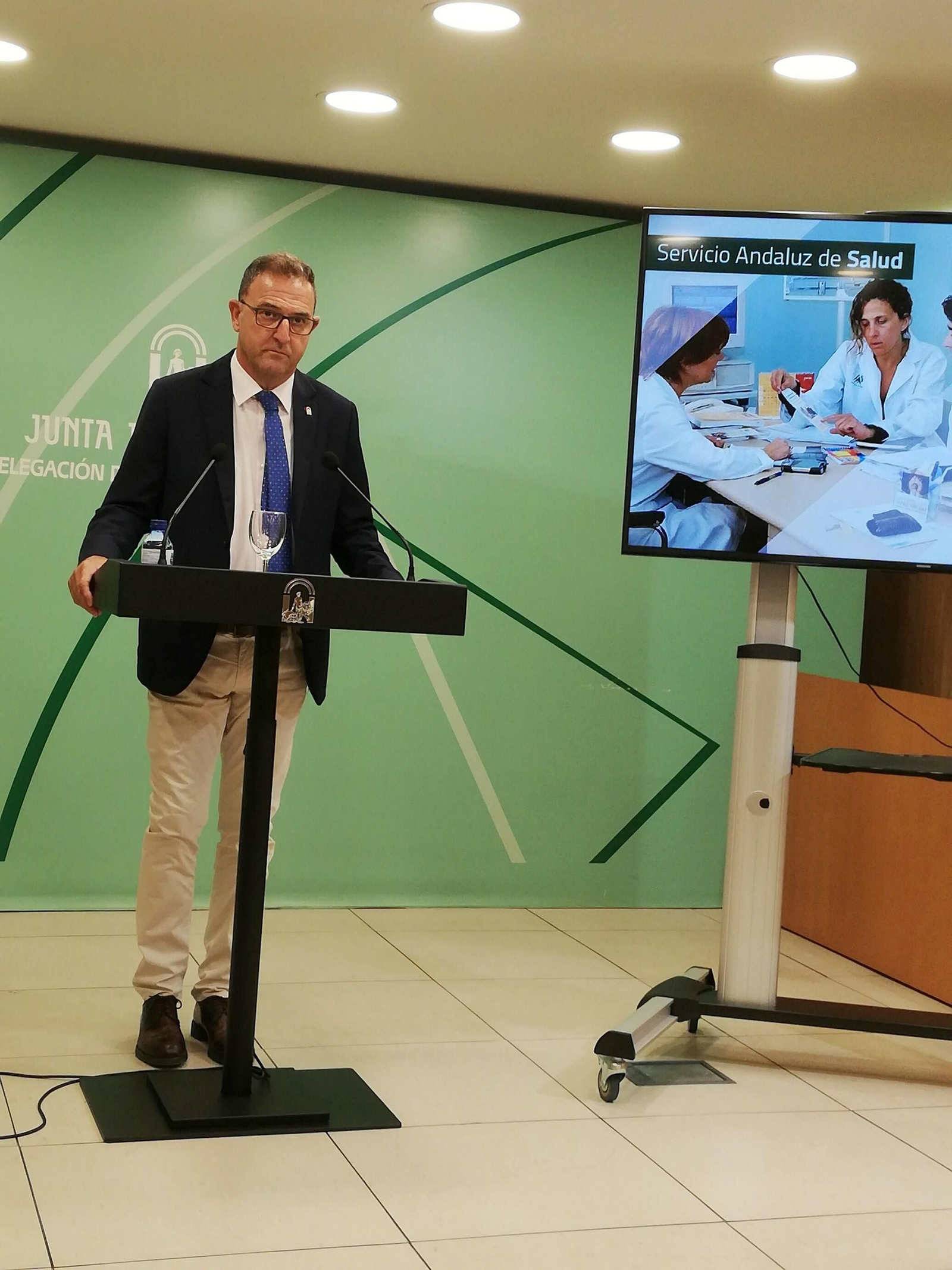 El delegado de Salud y Familias en Málaga, Carlos Bautista, durante la rueda de prensa.