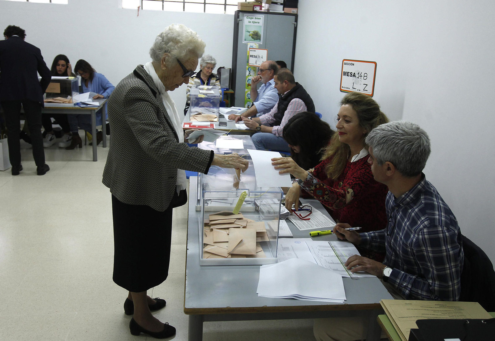 Votación en un colegio electoral de Sevilla.