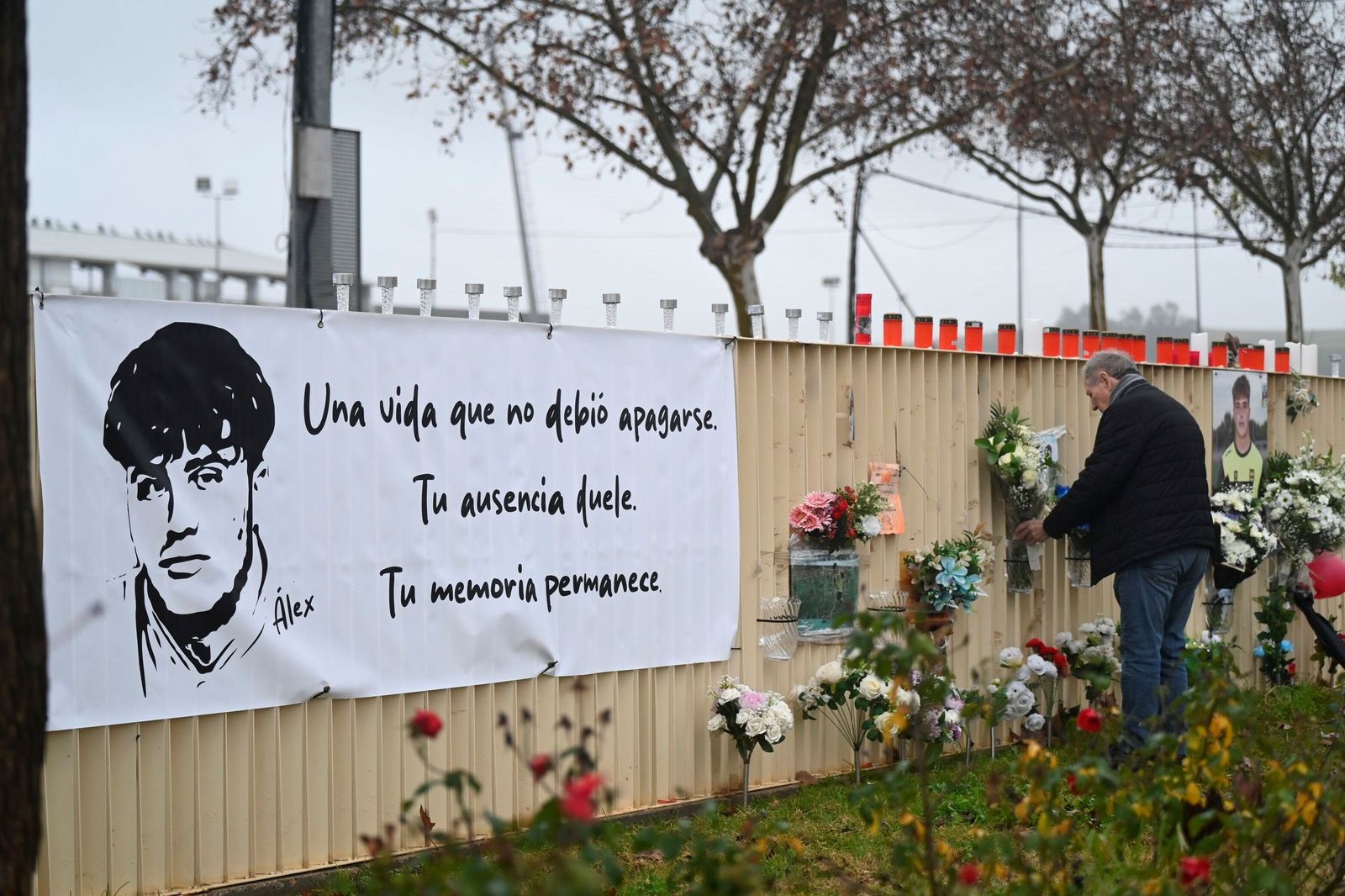 El abuelo de Álex deja un ramo de flores en el lugar del homenaje al menor