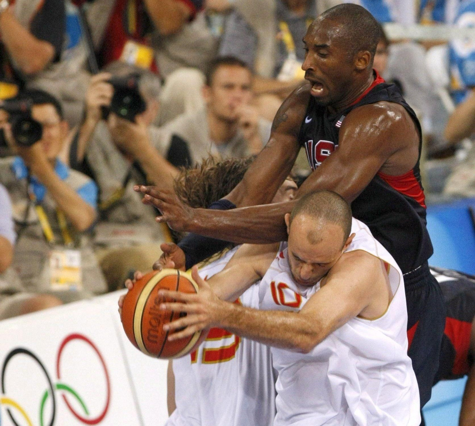 Kobe Bryant pelea con Carlos Jiménez por un rebote.