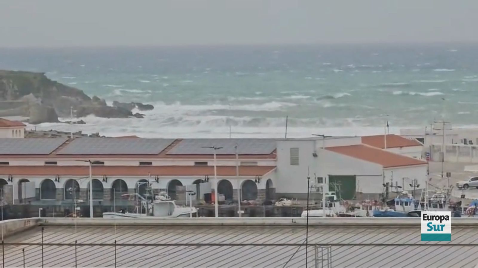 Tres días sin ferris en Tarifa: la borrasca Ingrid mantiene bloqueado el Estrecho y amenaza con más viento y oleaje