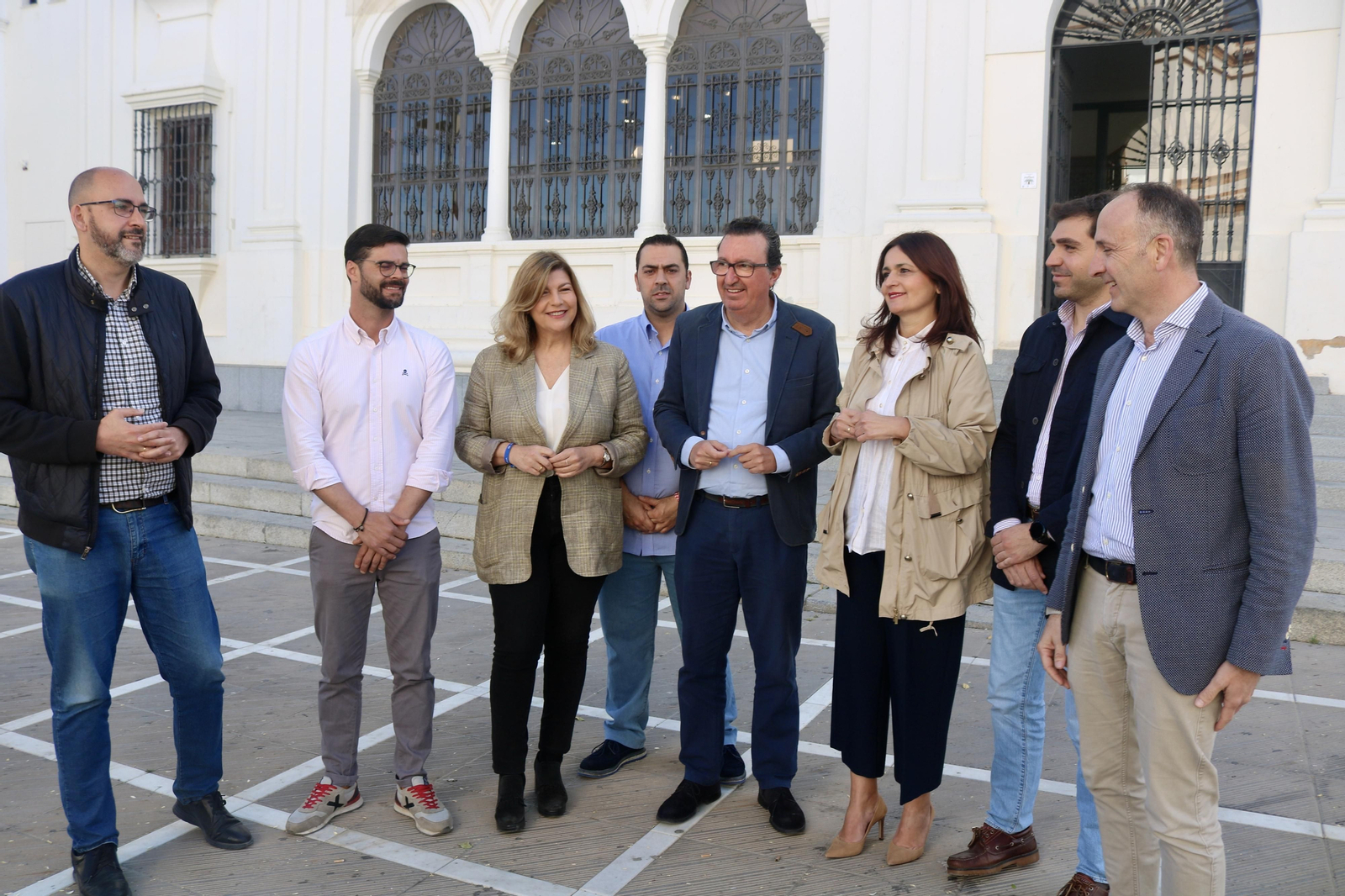 El presidente del PP de Huelva en Rociana con portavoces y candidatos populares. El presidente del PP de Huelva en Rociana con portavoces y candidatos populares.