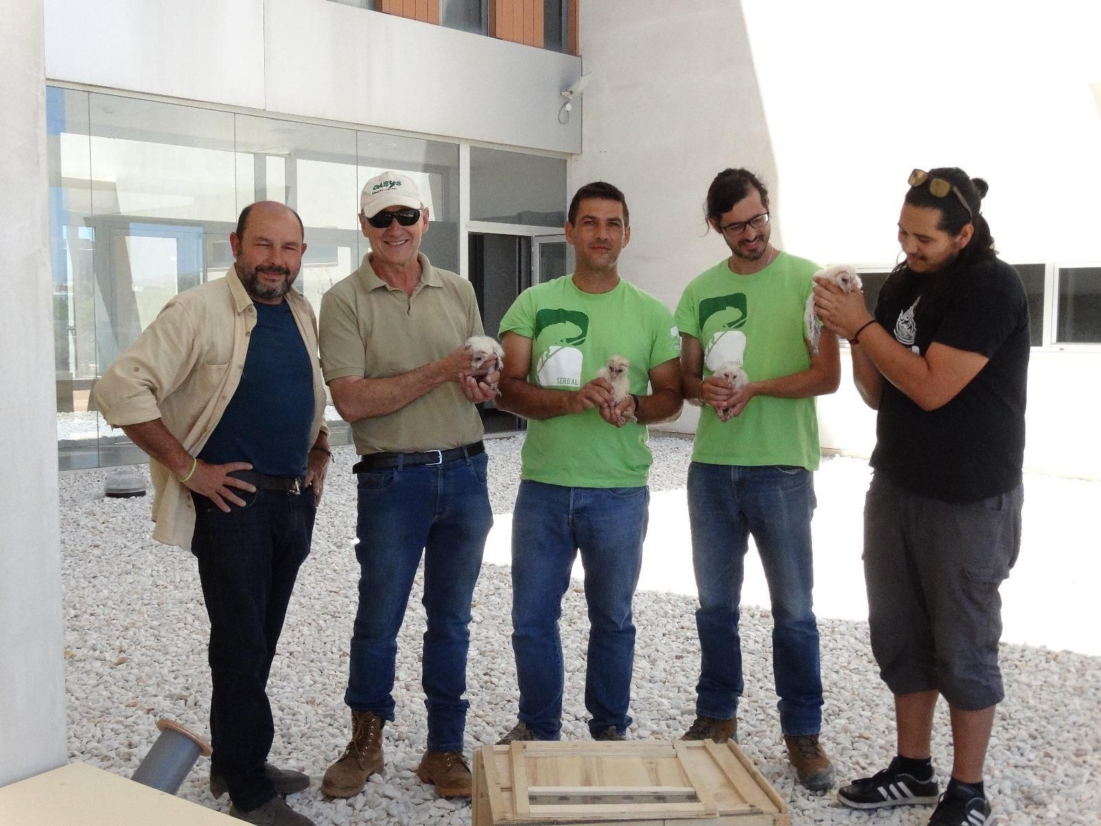 Personal de GREFA, Reserva zoológica Oasys, Serbal y CECOUAL el día que los pollos llegaron al campus universitario.