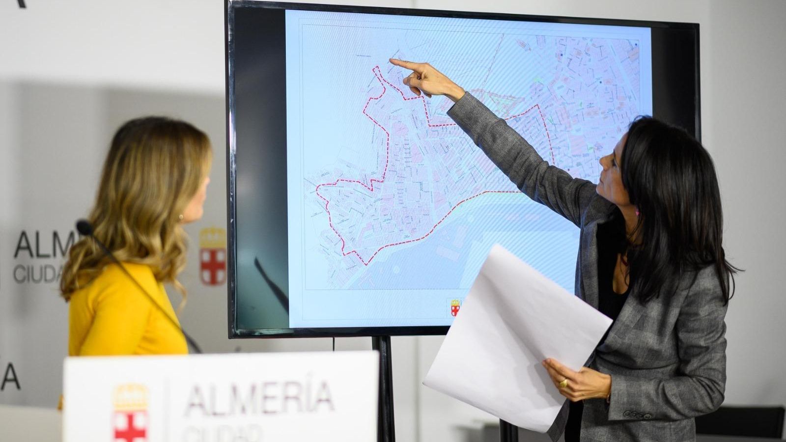 Martínez Labella y García Lorca explican sobre plano la ZBE