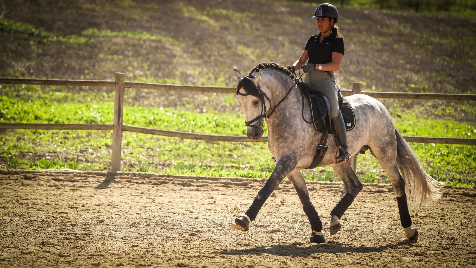 Belén Bautista, trabajando en la pista con Durango de Centurión. Belén Bautista, trabajando en la pista con Durango de Centurión.