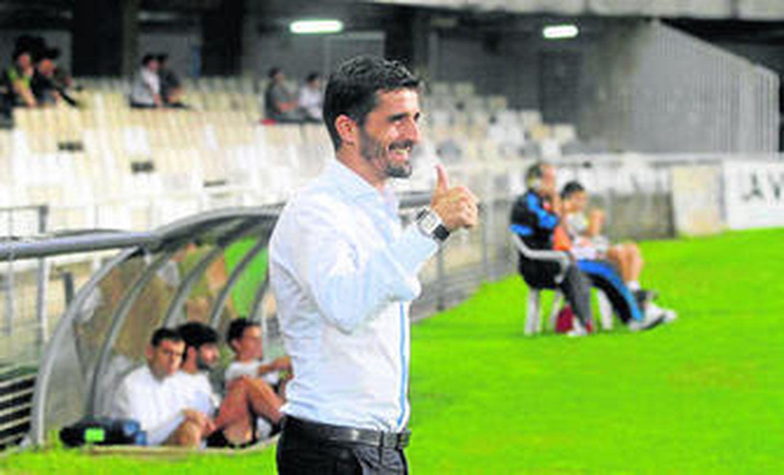 Víctor Fernández premia con un gesto una acción de uno de sus jugadores.