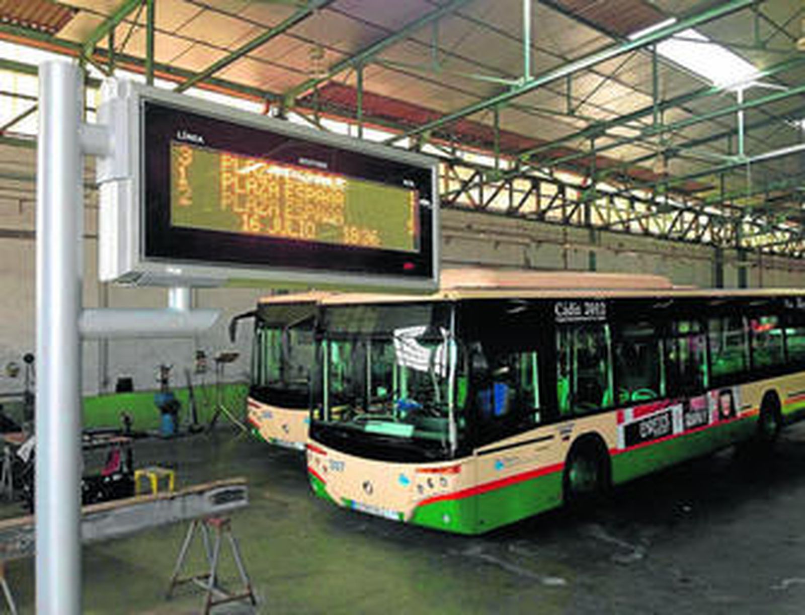 En el garaje de la empresa de autobuses se ha instalado a modo de prueba un letrero digital.